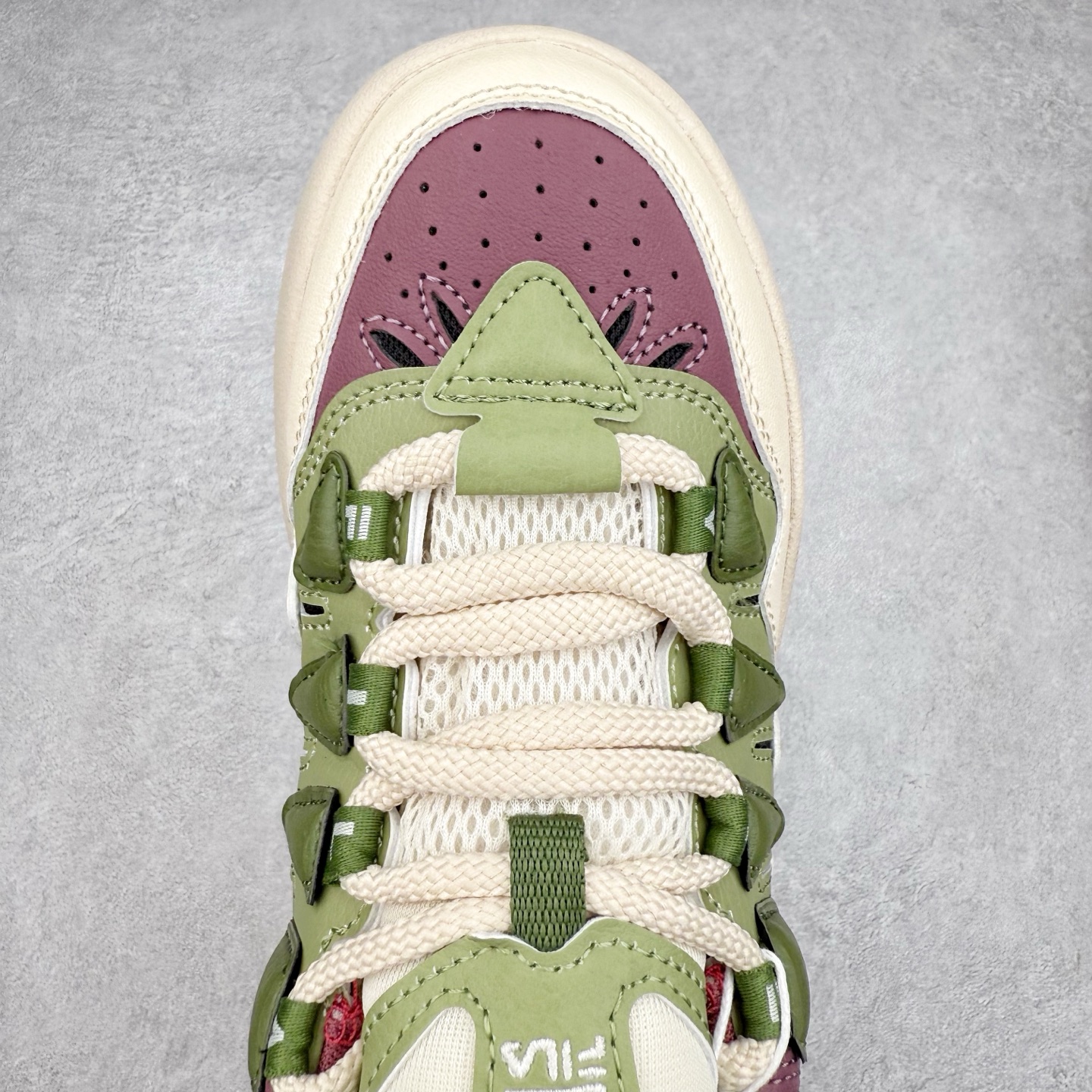 图片[4]-FILA CARROT 2 斐乐萝卜鞋2.0 经典百搭休闲 防滑减震耐磨低帮板鞋 传承了 FILA 的百年基因，融入年轻运动及潮流文化，成为引领变革、创新突破的一代。以“1+N” 的跨界合作模式重现经典的同时创造经典。带来最出其不意的跨界合作惊喜。同时，FILAFUSION把FILA 的 DNA 融入到定制体验里，你可以随心制造厲于你的产品。FILA FUSION 的鞋家族涵盖了老爹鞋、跑步鞋、网球鞋、季节款。风格复古新潮，满足了时尚人士出行及各类运动的搭配需求，成为当下年轻人筷拥的鞋类品牌之一。FILA FUSION 走进年轻人的世界，通过年轻人运动，街舞，滑板，篮球，展现 FILA FUSION 的潮流态度和年轻文化。FILA FUSION 认为末来属于引领变革、创新突破的年轻一代，让我们一起构成 FILA 未来的蓝图吧！尺码：35.5 36 36.5 37.5 38 38.5 39 40-选品中心