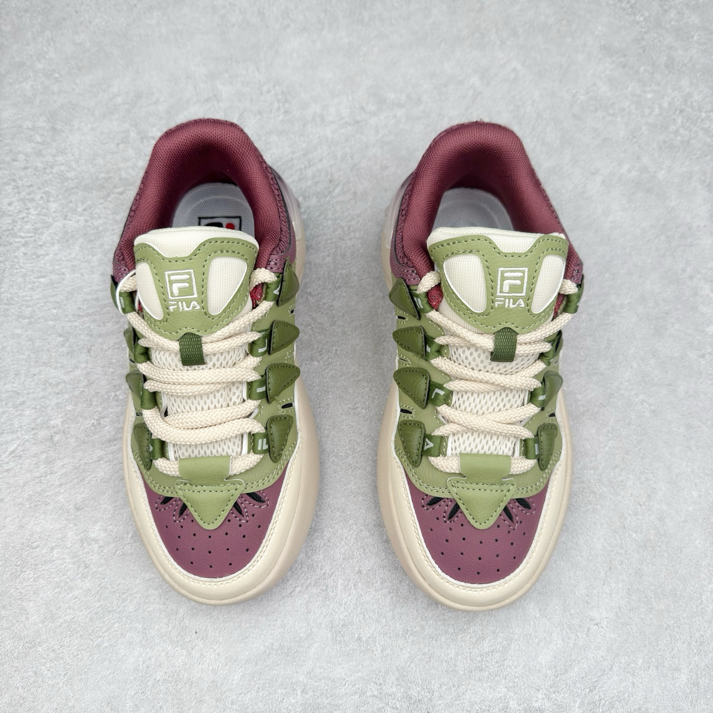 图片[2]-FILA CARROT 2 斐乐萝卜鞋2.0 经典百搭休闲 防滑减震耐磨低帮板鞋 传承了 FILA 的百年基因，融入年轻运动及潮流文化，成为引领变革、创新突破的一代。以“1+N” 的跨界合作模式重现经典的同时创造经典。带来最出其不意的跨界合作惊喜。同时，FILAFUSION把FILA 的 DNA 融入到定制体验里，你可以随心制造厲于你的产品。FILA FUSION 的鞋家族涵盖了老爹鞋、跑步鞋、网球鞋、季节款。风格复古新潮，满足了时尚人士出行及各类运动的搭配需求，成为当下年轻人筷拥的鞋类品牌之一。FILA FUSION 走进年轻人的世界，通过年轻人运动，街舞，滑板，篮球，展现 FILA FUSION 的潮流态度和年轻文化。FILA FUSION 认为末来属于引领变革、创新突破的年轻一代，让我们一起构成 FILA 未来的蓝图吧！尺码：35.5 36 36.5 37.5 38 38.5 39 40-选品中心
