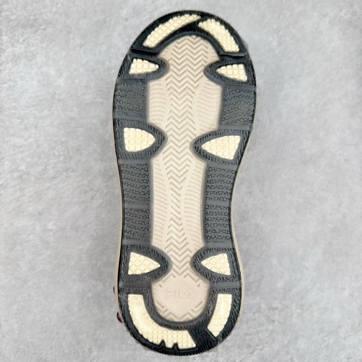 图片[9]-FILA CARROT 2 斐乐萝卜鞋2.0 经典百搭休闲 防滑减震耐磨低帮板鞋 传承了 FILA 的百年基因，融入年轻运动及潮流文化，成为引领变革、创新突破的一代。以“1+N” 的跨界合作模式重现经典的同时创造经典。带来最出其不意的跨界合作惊喜。同时，FILAFUSION把FILA 的 DNA 融入到定制体验里，你可以随心制造厲于你的产品。FILA FUSION 的鞋家族涵盖了老爹鞋、跑步鞋、网球鞋、季节款。风格复古新潮，满足了时尚人士出行及各类运动的搭配需求，成为当下年轻人筷拥的鞋类品牌之一。FILA FUSION 走进年轻人的世界，通过年轻人运动，街舞，滑板，篮球，展现 FILA FUSION 的潮流态度和年轻文化。FILA FUSION 认为末来属于引领变革、创新突破的年轻一代，让我们一起构成 FILA 未来的蓝图吧！尺码：35.5 36 36.5 37.5 38 38.5 39 40-选品中心