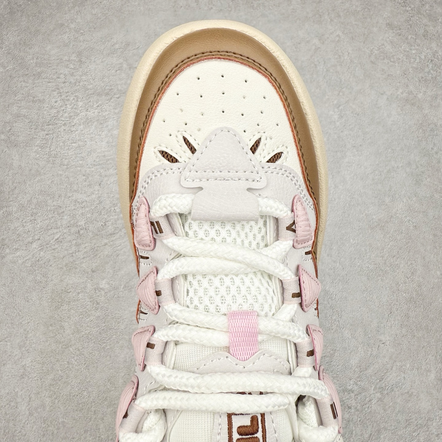 图片[4]-FILA CARROT 2 斐乐萝卜鞋2.0 经典百搭休闲 防滑减震耐磨低帮板鞋 传承了 FILA 的百年基因，融入年轻运动及潮流文化，成为引领变革、创新突破的一代。以“1+N” 的跨界合作模式重现经典的同时创造经典。带来最出其不意的跨界合作惊喜。同时，FILAFUSION把FILA 的 DNA 融入到定制体验里，你可以随心制造厲于你的产品。FILA FUSION 的鞋家族涵盖了老爹鞋、跑步鞋、网球鞋、季节款。风格复古新潮，满足了时尚人士出行及各类运动的搭配需求，成为当下年轻人筷拥的鞋类品牌之一。FILA FUSION 走进年轻人的世界，通过年轻人运动，街舞，滑板，篮球，展现 FILA FUSION 的潮流态度和年轻文化。FILA FUSION 认为末来属于引领变革、创新突破的年轻一代，让我们一起构成 FILA 未来的蓝图吧！尺码：35.5 36 36.5 37.5 38 38.5 39 40-选品中心