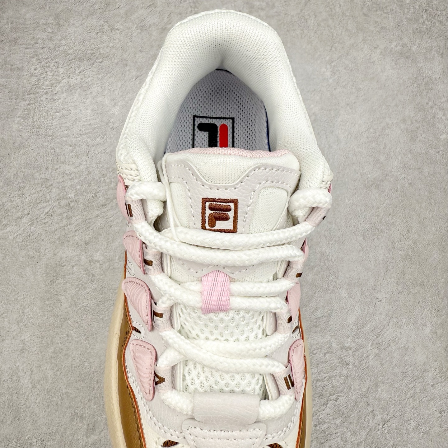 图片[5]-FILA CARROT 2 斐乐萝卜鞋2.0 经典百搭休闲 防滑减震耐磨低帮板鞋 传承了 FILA 的百年基因，融入年轻运动及潮流文化，成为引领变革、创新突破的一代。以“1+N” 的跨界合作模式重现经典的同时创造经典。带来最出其不意的跨界合作惊喜。同时，FILAFUSION把FILA 的 DNA 融入到定制体验里，你可以随心制造厲于你的产品。FILA FUSION 的鞋家族涵盖了老爹鞋、跑步鞋、网球鞋、季节款。风格复古新潮，满足了时尚人士出行及各类运动的搭配需求，成为当下年轻人筷拥的鞋类品牌之一。FILA FUSION 走进年轻人的世界，通过年轻人运动，街舞，滑板，篮球，展现 FILA FUSION 的潮流态度和年轻文化。FILA FUSION 认为末来属于引领变革、创新突破的年轻一代，让我们一起构成 FILA 未来的蓝图吧！尺码：35.5 36 36.5 37.5 38 38.5 39 40-选品中心