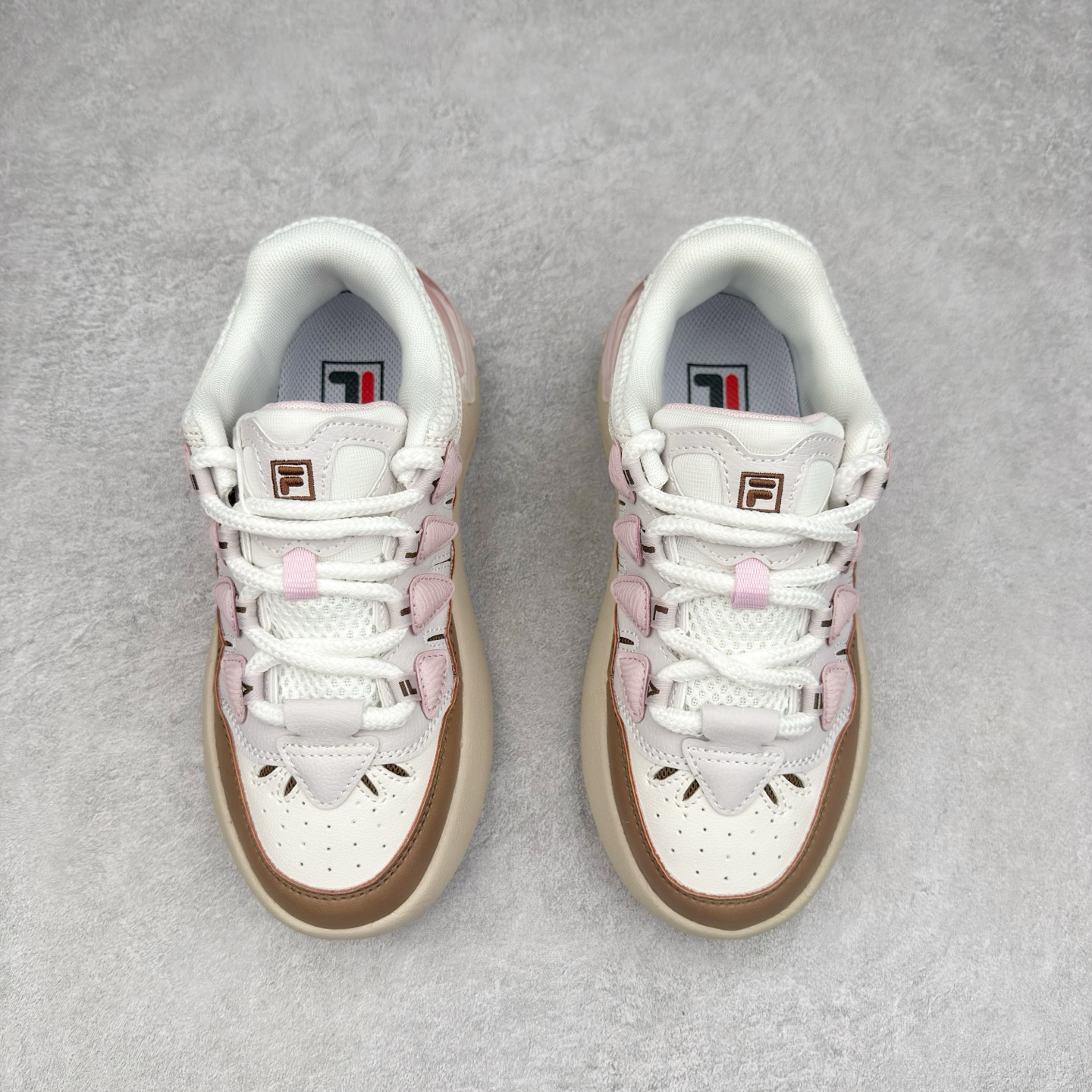 图片[2]-FILA CARROT 2 斐乐萝卜鞋2.0 经典百搭休闲 防滑减震耐磨低帮板鞋 传承了 FILA 的百年基因，融入年轻运动及潮流文化，成为引领变革、创新突破的一代。以“1+N” 的跨界合作模式重现经典的同时创造经典。带来最出其不意的跨界合作惊喜。同时，FILAFUSION把FILA 的 DNA 融入到定制体验里，你可以随心制造厲于你的产品。FILA FUSION 的鞋家族涵盖了老爹鞋、跑步鞋、网球鞋、季节款。风格复古新潮，满足了时尚人士出行及各类运动的搭配需求，成为当下年轻人筷拥的鞋类品牌之一。FILA FUSION 走进年轻人的世界，通过年轻人运动，街舞，滑板，篮球，展现 FILA FUSION 的潮流态度和年轻文化。FILA FUSION 认为末来属于引领变革、创新突破的年轻一代，让我们一起构成 FILA 未来的蓝图吧！尺码：35.5 36 36.5 37.5 38 38.5 39 40-选品中心