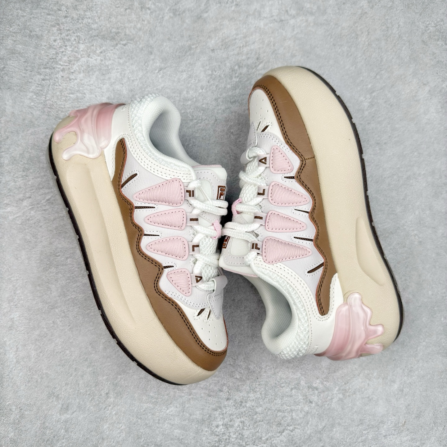 图片[3]-FILA CARROT 2 斐乐萝卜鞋2.0 经典百搭休闲 防滑减震耐磨低帮板鞋 传承了 FILA 的百年基因，融入年轻运动及潮流文化，成为引领变革、创新突破的一代。以“1+N” 的跨界合作模式重现经典的同时创造经典。带来最出其不意的跨界合作惊喜。同时，FILAFUSION把FILA 的 DNA 融入到定制体验里，你可以随心制造厲于你的产品。FILA FUSION 的鞋家族涵盖了老爹鞋、跑步鞋、网球鞋、季节款。风格复古新潮，满足了时尚人士出行及各类运动的搭配需求，成为当下年轻人筷拥的鞋类品牌之一。FILA FUSION 走进年轻人的世界，通过年轻人运动，街舞，滑板，篮球，展现 FILA FUSION 的潮流态度和年轻文化。FILA FUSION 认为末来属于引领变革、创新突破的年轻一代，让我们一起构成 FILA 未来的蓝图吧！尺码：35.5 36 36.5 37.5 38 38.5 39 40-选品中心