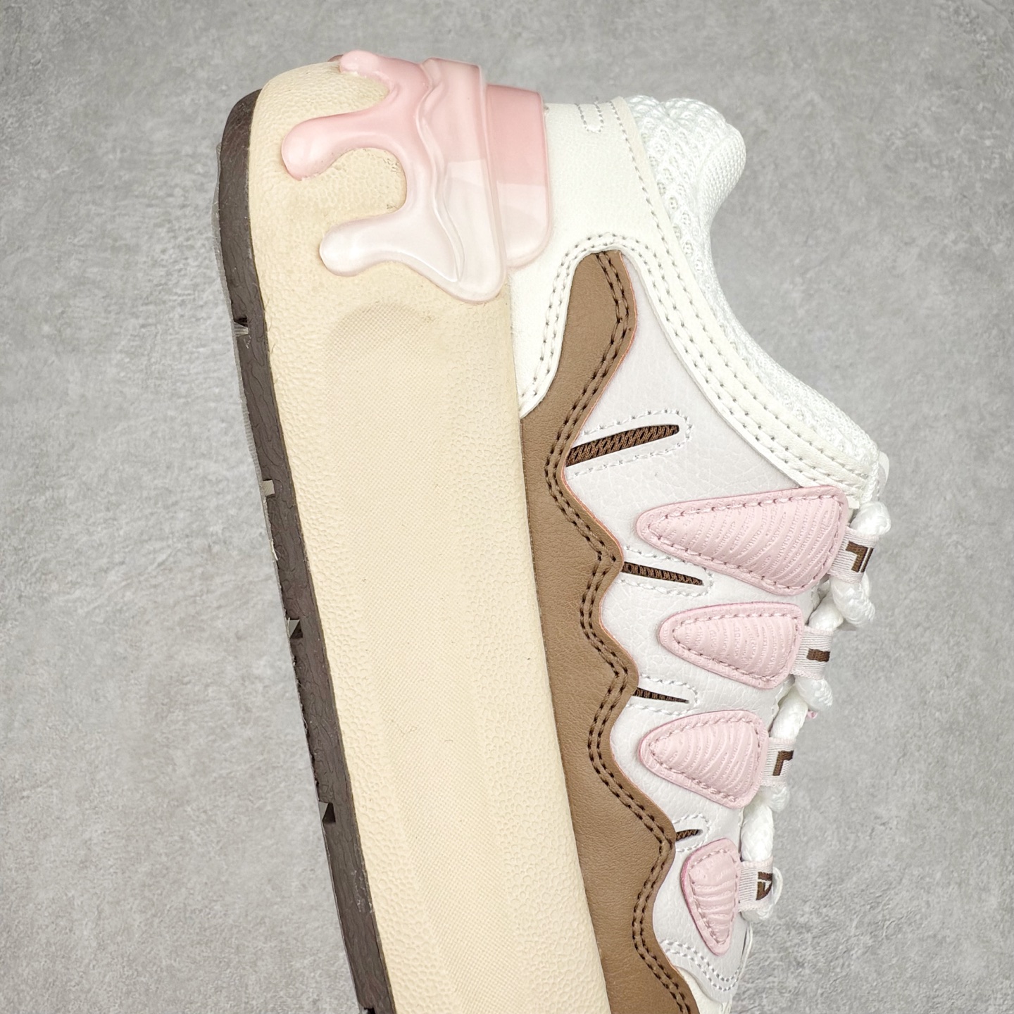 图片[6]-FILA CARROT 2 斐乐萝卜鞋2.0 经典百搭休闲 防滑减震耐磨低帮板鞋 传承了 FILA 的百年基因，融入年轻运动及潮流文化，成为引领变革、创新突破的一代。以“1+N” 的跨界合作模式重现经典的同时创造经典。带来最出其不意的跨界合作惊喜。同时，FILAFUSION把FILA 的 DNA 融入到定制体验里，你可以随心制造厲于你的产品。FILA FUSION 的鞋家族涵盖了老爹鞋、跑步鞋、网球鞋、季节款。风格复古新潮，满足了时尚人士出行及各类运动的搭配需求，成为当下年轻人筷拥的鞋类品牌之一。FILA FUSION 走进年轻人的世界，通过年轻人运动，街舞，滑板，篮球，展现 FILA FUSION 的潮流态度和年轻文化。FILA FUSION 认为末来属于引领变革、创新突破的年轻一代，让我们一起构成 FILA 未来的蓝图吧！尺码：35.5 36 36.5 37.5 38 38.5 39 40-选品中心