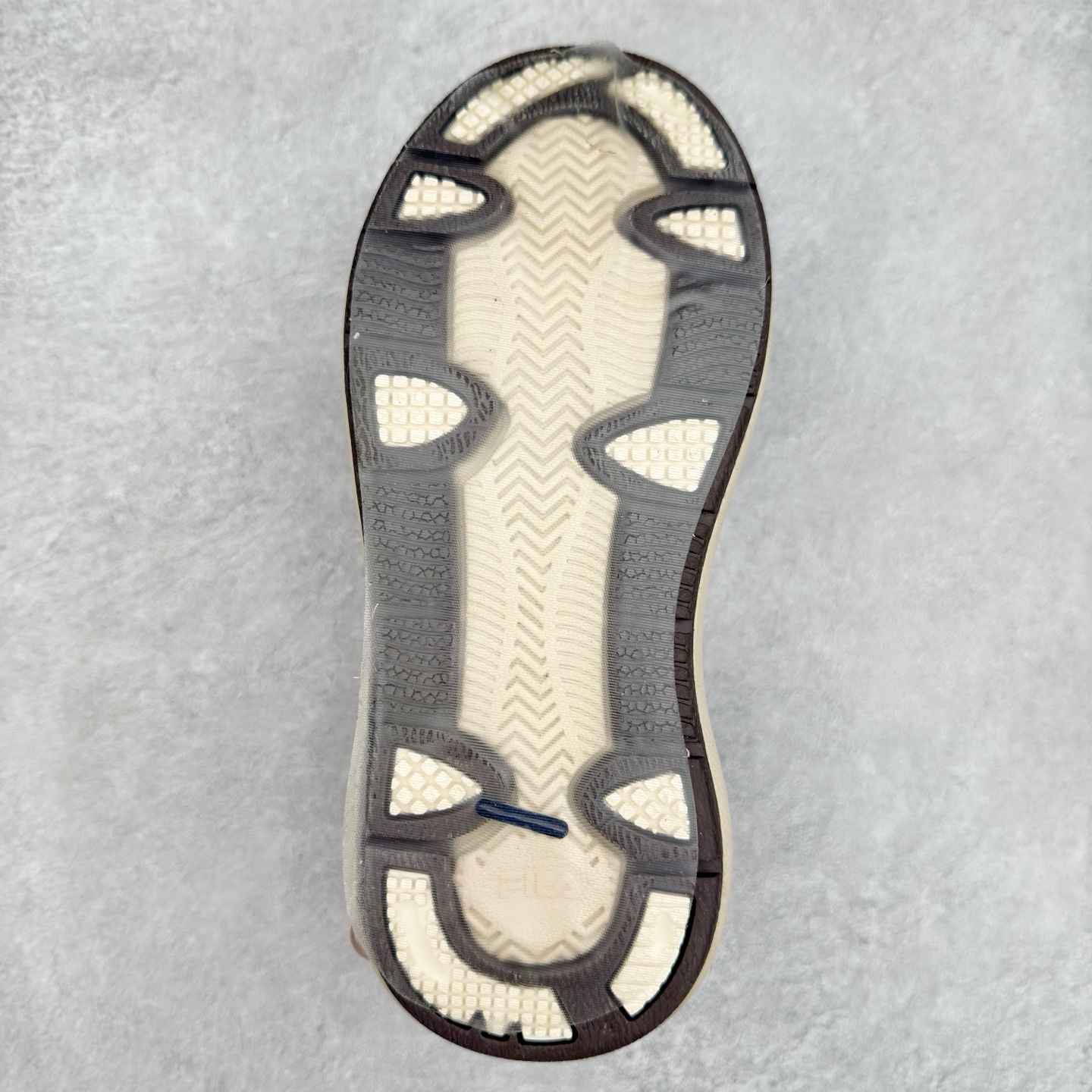 图片[9]-FILA CARROT 2 斐乐萝卜鞋2.0 经典百搭休闲 防滑减震耐磨低帮板鞋 传承了 FILA 的百年基因，融入年轻运动及潮流文化，成为引领变革、创新突破的一代。以“1+N” 的跨界合作模式重现经典的同时创造经典。带来最出其不意的跨界合作惊喜。同时，FILAFUSION把FILA 的 DNA 融入到定制体验里，你可以随心制造厲于你的产品。FILA FUSION 的鞋家族涵盖了老爹鞋、跑步鞋、网球鞋、季节款。风格复古新潮，满足了时尚人士出行及各类运动的搭配需求，成为当下年轻人筷拥的鞋类品牌之一。FILA FUSION 走进年轻人的世界，通过年轻人运动，街舞，滑板，篮球，展现 FILA FUSION 的潮流态度和年轻文化。FILA FUSION 认为末来属于引领变革、创新突破的年轻一代，让我们一起构成 FILA 未来的蓝图吧！尺码：35.5 36 36.5 37.5 38 38.5 39 40-选品中心