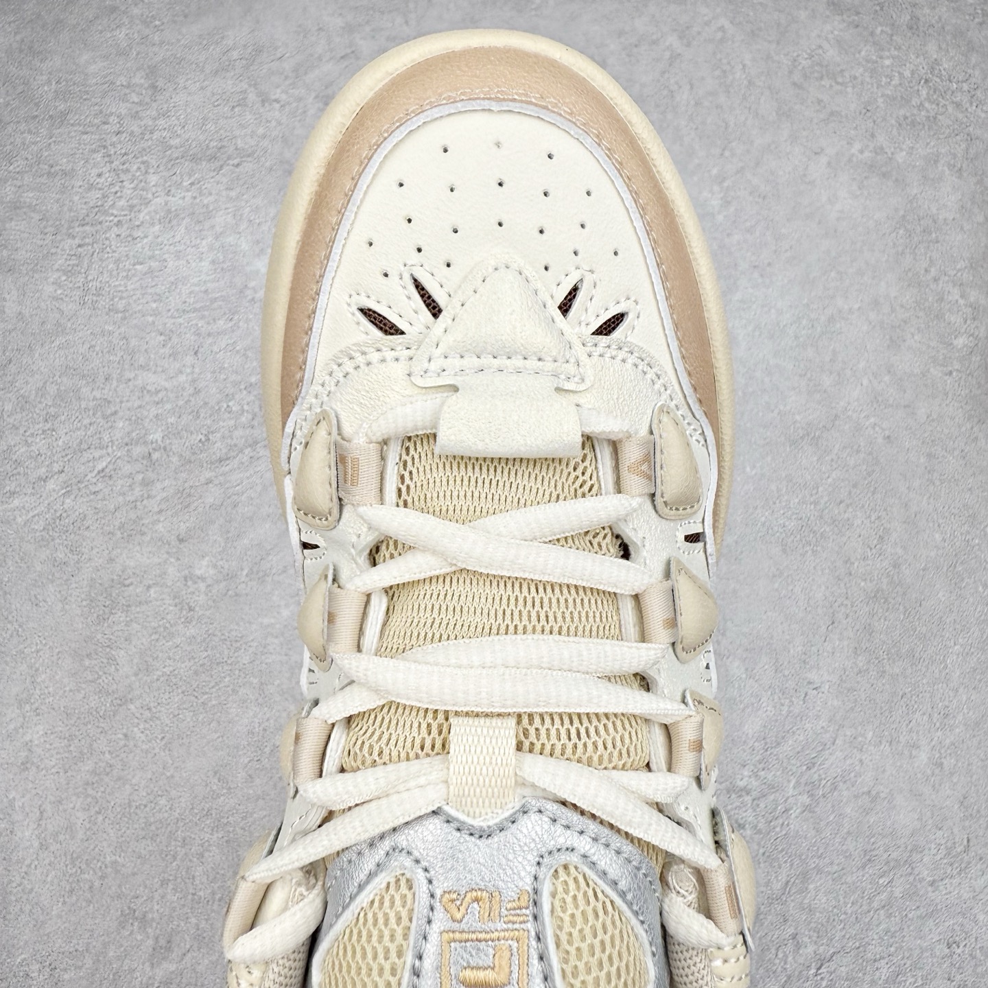 图片[4]-FILA CARROT 2 斐乐萝卜鞋2.0 经典百搭休闲 防滑减震耐磨低帮板鞋 传承了 FILA 的百年基因，融入年轻运动及潮流文化，成为引领变革、创新突破的一代。以“1+N” 的跨界合作模式重现经典的同时创造经典。带来最出其不意的跨界合作惊喜。同时，FILAFUSION把FILA 的 DNA 融入到定制体验里，你可以随心制造厲于你的产品。FILA FUSION 的鞋家族涵盖了老爹鞋、跑步鞋、网球鞋、季节款。风格复古新潮，满足了时尚人士出行及各类运动的搭配需求，成为当下年轻人筷拥的鞋类品牌之一。FILA FUSION 走进年轻人的世界，通过年轻人运动，街舞，滑板，篮球，展现 FILA FUSION 的潮流态度和年轻文化。FILA FUSION 认为末来属于引领变革、创新突破的年轻一代，让我们一起构成 FILA 未来的蓝图吧！尺码：35.5 36 36.5 37.5 38 38.5 39 40-选品中心