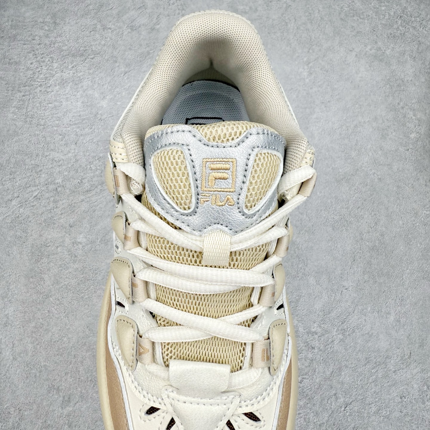 图片[5]-FILA CARROT 2 斐乐萝卜鞋2.0 经典百搭休闲 防滑减震耐磨低帮板鞋 传承了 FILA 的百年基因，融入年轻运动及潮流文化，成为引领变革、创新突破的一代。以“1+N” 的跨界合作模式重现经典的同时创造经典。带来最出其不意的跨界合作惊喜。同时，FILAFUSION把FILA 的 DNA 融入到定制体验里，你可以随心制造厲于你的产品。FILA FUSION 的鞋家族涵盖了老爹鞋、跑步鞋、网球鞋、季节款。风格复古新潮，满足了时尚人士出行及各类运动的搭配需求，成为当下年轻人筷拥的鞋类品牌之一。FILA FUSION 走进年轻人的世界，通过年轻人运动，街舞，滑板，篮球，展现 FILA FUSION 的潮流态度和年轻文化。FILA FUSION 认为末来属于引领变革、创新突破的年轻一代，让我们一起构成 FILA 未来的蓝图吧！尺码：35.5 36 36.5 37.5 38 38.5 39 40-选品中心