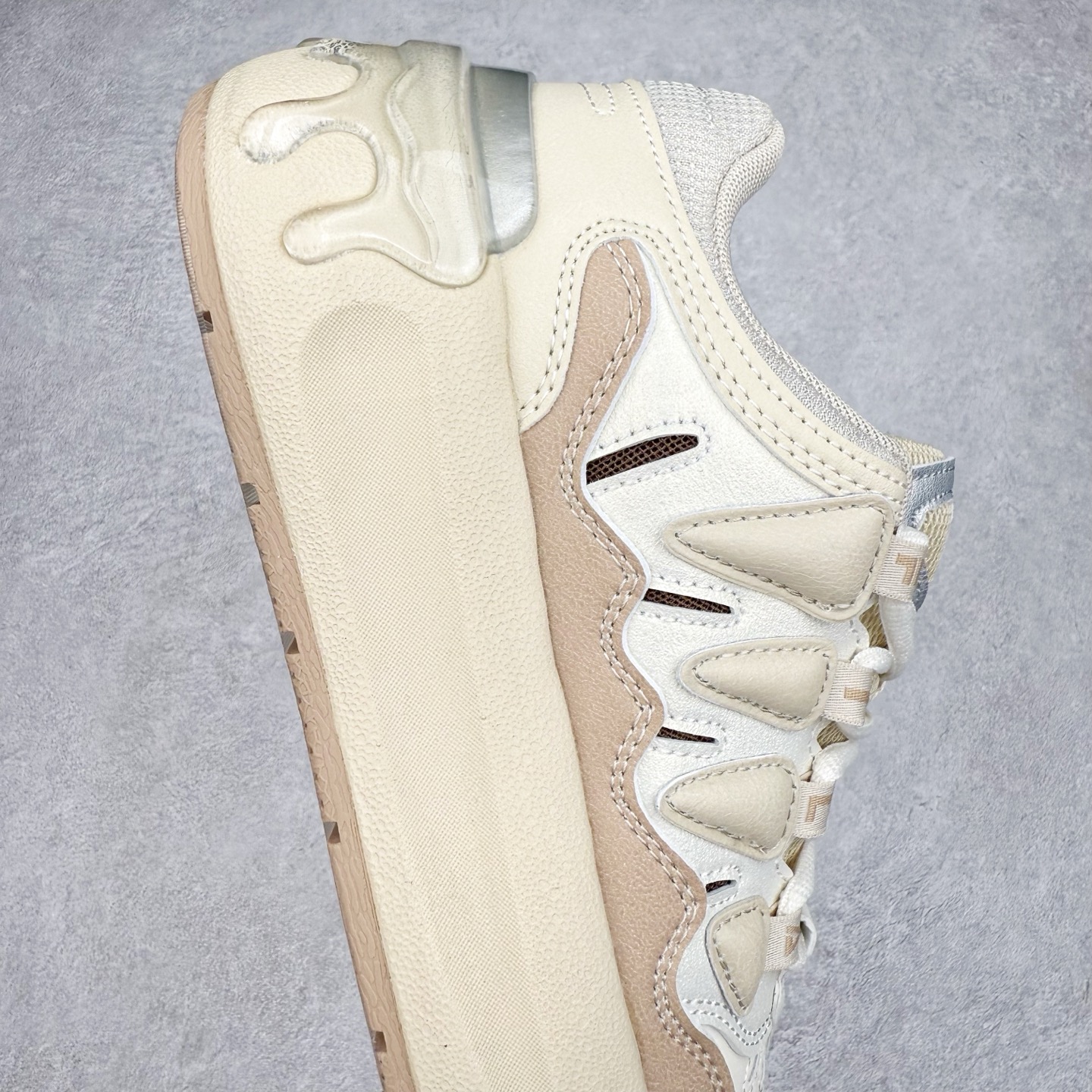 图片[6]-FILA CARROT 2 斐乐萝卜鞋2.0 经典百搭休闲 防滑减震耐磨低帮板鞋 传承了 FILA 的百年基因，融入年轻运动及潮流文化，成为引领变革、创新突破的一代。以“1+N” 的跨界合作模式重现经典的同时创造经典。带来最出其不意的跨界合作惊喜。同时，FILAFUSION把FILA 的 DNA 融入到定制体验里，你可以随心制造厲于你的产品。FILA FUSION 的鞋家族涵盖了老爹鞋、跑步鞋、网球鞋、季节款。风格复古新潮，满足了时尚人士出行及各类运动的搭配需求，成为当下年轻人筷拥的鞋类品牌之一。FILA FUSION 走进年轻人的世界，通过年轻人运动，街舞，滑板，篮球，展现 FILA FUSION 的潮流态度和年轻文化。FILA FUSION 认为末来属于引领变革、创新突破的年轻一代，让我们一起构成 FILA 未来的蓝图吧！尺码：35.5 36 36.5 37.5 38 38.5 39 40-选品中心