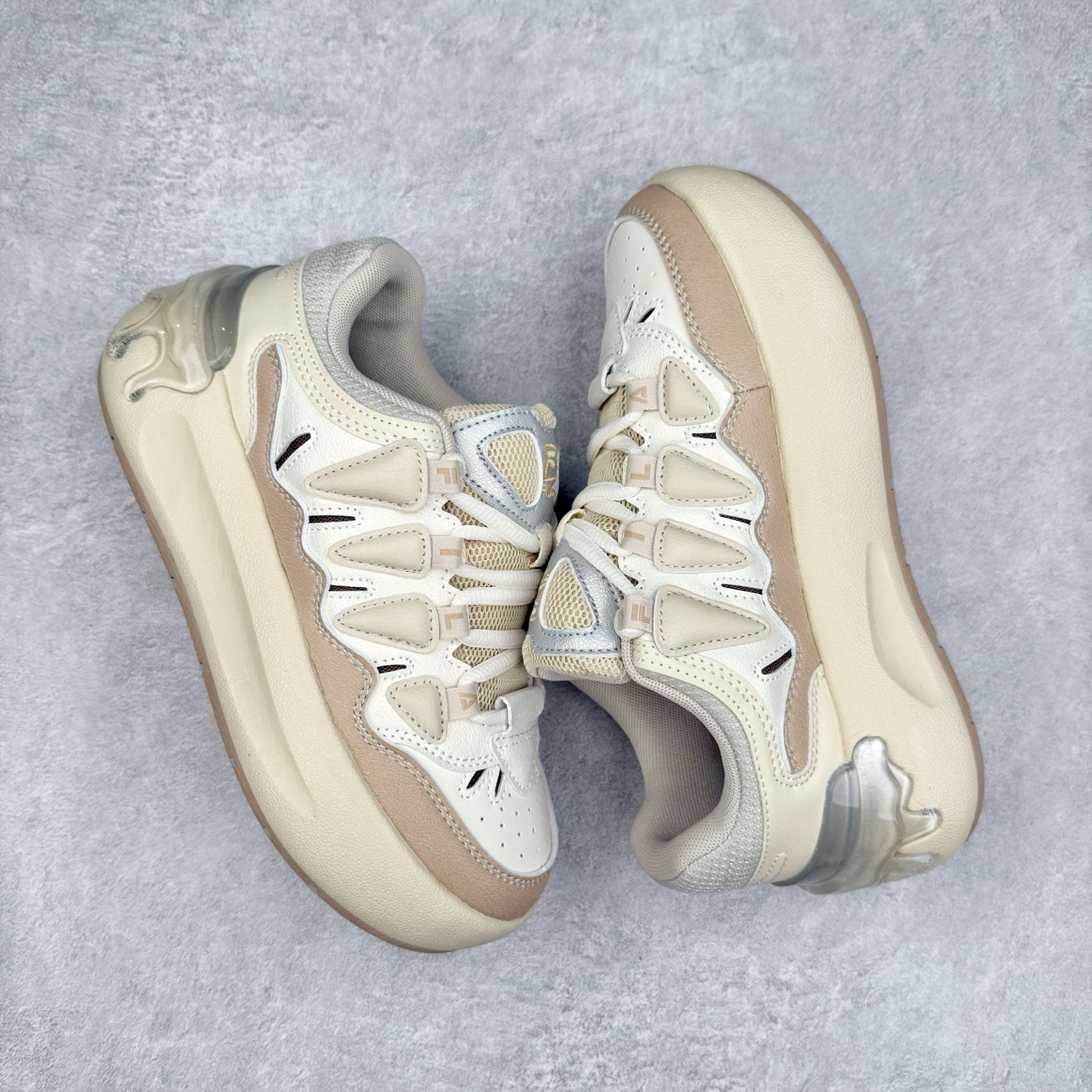 图片[3]-FILA CARROT 2 斐乐萝卜鞋2.0 经典百搭休闲 防滑减震耐磨低帮板鞋 传承了 FILA 的百年基因，融入年轻运动及潮流文化，成为引领变革、创新突破的一代。以“1+N” 的跨界合作模式重现经典的同时创造经典。带来最出其不意的跨界合作惊喜。同时，FILAFUSION把FILA 的 DNA 融入到定制体验里，你可以随心制造厲于你的产品。FILA FUSION 的鞋家族涵盖了老爹鞋、跑步鞋、网球鞋、季节款。风格复古新潮，满足了时尚人士出行及各类运动的搭配需求，成为当下年轻人筷拥的鞋类品牌之一。FILA FUSION 走进年轻人的世界，通过年轻人运动，街舞，滑板，篮球，展现 FILA FUSION 的潮流态度和年轻文化。FILA FUSION 认为末来属于引领变革、创新突破的年轻一代，让我们一起构成 FILA 未来的蓝图吧！尺码：35.5 36 36.5 37.5 38 38.5 39 40-选品中心