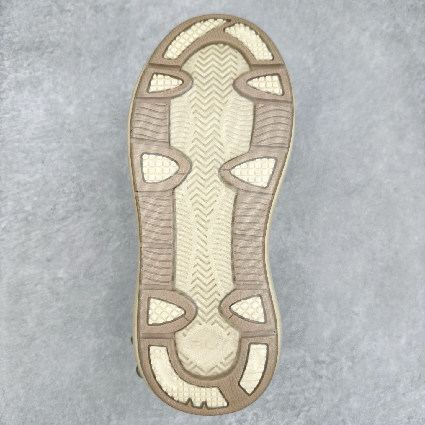 图片[9]-FILA CARROT 2 斐乐萝卜鞋2.0 经典百搭休闲 防滑减震耐磨低帮板鞋 传承了 FILA 的百年基因，融入年轻运动及潮流文化，成为引领变革、创新突破的一代。以“1+N” 的跨界合作模式重现经典的同时创造经典。带来最出其不意的跨界合作惊喜。同时，FILAFUSION把FILA 的 DNA 融入到定制体验里，你可以随心制造厲于你的产品。FILA FUSION 的鞋家族涵盖了老爹鞋、跑步鞋、网球鞋、季节款。风格复古新潮，满足了时尚人士出行及各类运动的搭配需求，成为当下年轻人筷拥的鞋类品牌之一。FILA FUSION 走进年轻人的世界，通过年轻人运动，街舞，滑板，篮球，展现 FILA FUSION 的潮流态度和年轻文化。FILA FUSION 认为末来属于引领变革、创新突破的年轻一代，让我们一起构成 FILA 未来的蓝图吧！尺码：35.5 36 36.5 37.5 38 38.5 39 40-选品中心