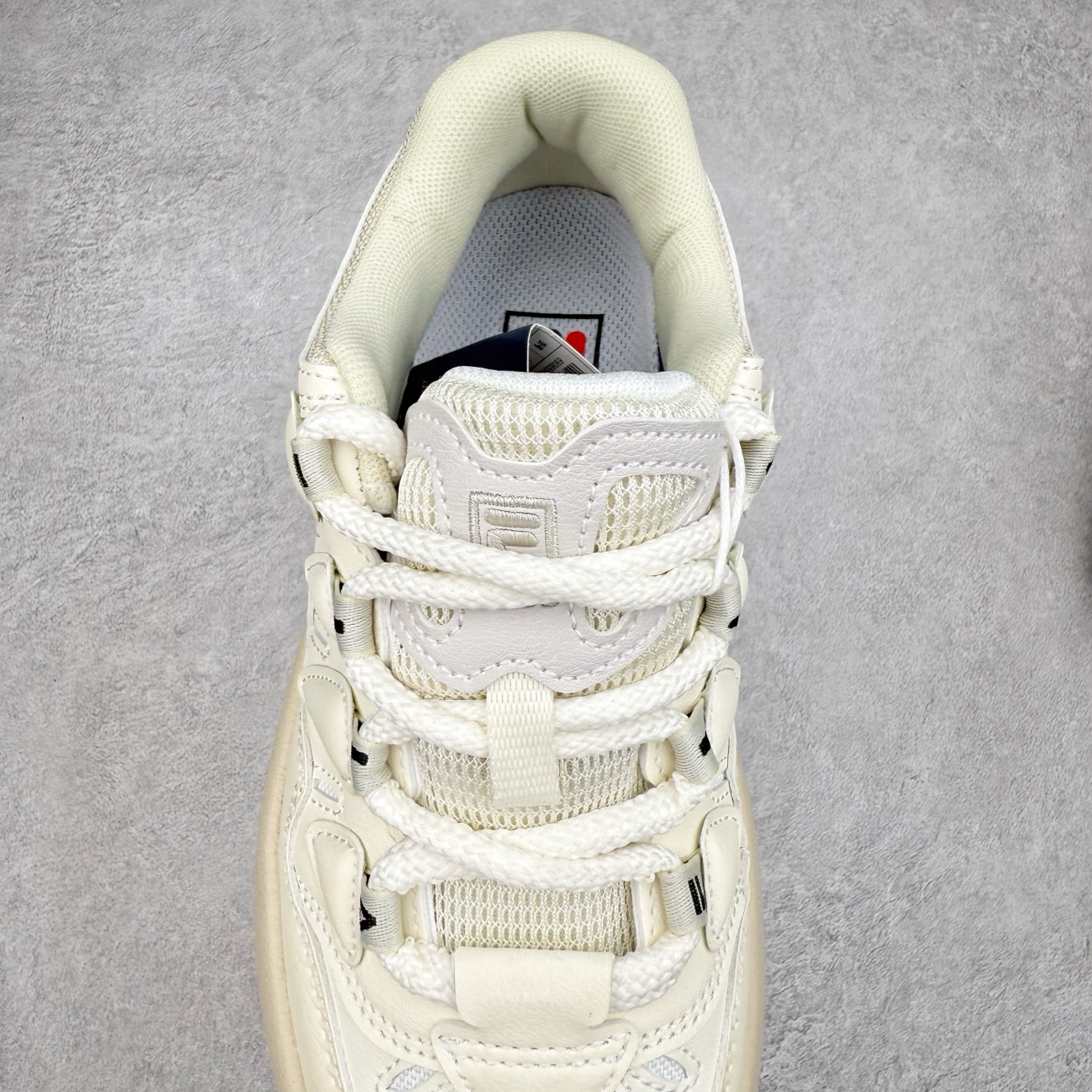 图片[5]-FILA CARROT 2 斐乐萝卜鞋2.0 经典百搭休闲 防滑减震耐磨低帮板鞋 传承了 FILA 的百年基因，融入年轻运动及潮流文化，成为引领变革、创新突破的一代。以“1+N” 的跨界合作模式重现经典的同时创造经典。带来最出其不意的跨界合作惊喜。同时，FILAFUSION把FILA 的 DNA 融入到定制体验里，你可以随心制造厲于你的产品。FILA FUSION 的鞋家族涵盖了老爹鞋、跑步鞋、网球鞋、季节款。风格复古新潮，满足了时尚人士出行及各类运动的搭配需求，成为当下年轻人筷拥的鞋类品牌之一。FILA FUSION 走进年轻人的世界，通过年轻人运动，街舞，滑板，篮球，展现 FILA FUSION 的潮流态度和年轻文化。FILA FUSION 认为末来属于引领变革、创新突破的年轻一代，让我们一起构成 FILA 未来的蓝图吧！尺码：35.5 36 36.5 37.5 38 38.5 39 40-选品中心