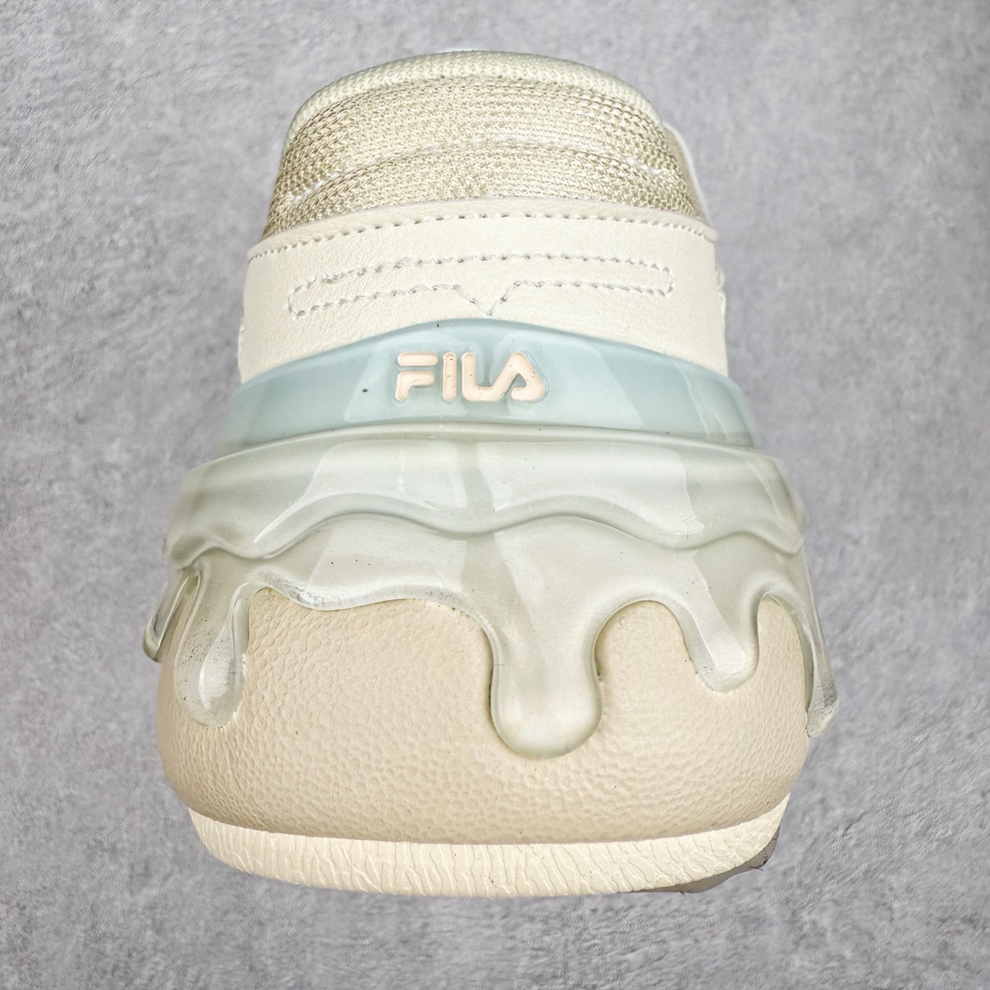 图片[8]-FILA CARROT 2 斐乐萝卜鞋2.0 经典百搭休闲 防滑减震耐磨低帮板鞋 传承了 FILA 的百年基因，融入年轻运动及潮流文化，成为引领变革、创新突破的一代。以“1+N” 的跨界合作模式重现经典的同时创造经典。带来最出其不意的跨界合作惊喜。同时，FILAFUSION把FILA 的 DNA 融入到定制体验里，你可以随心制造厲于你的产品。FILA FUSION 的鞋家族涵盖了老爹鞋、跑步鞋、网球鞋、季节款。风格复古新潮，满足了时尚人士出行及各类运动的搭配需求，成为当下年轻人筷拥的鞋类品牌之一。FILA FUSION 走进年轻人的世界，通过年轻人运动，街舞，滑板，篮球，展现 FILA FUSION 的潮流态度和年轻文化。FILA FUSION 认为末来属于引领变革、创新突破的年轻一代，让我们一起构成 FILA 未来的蓝图吧！尺码：35.5 36 36.5 37.5 38 38.5 39 40-选品中心