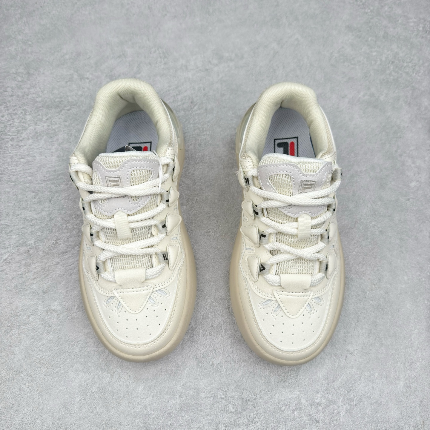 图片[2]-FILA CARROT 2 斐乐萝卜鞋2.0 经典百搭休闲 防滑减震耐磨低帮板鞋 传承了 FILA 的百年基因，融入年轻运动及潮流文化，成为引领变革、创新突破的一代。以“1+N” 的跨界合作模式重现经典的同时创造经典。带来最出其不意的跨界合作惊喜。同时，FILAFUSION把FILA 的 DNA 融入到定制体验里，你可以随心制造厲于你的产品。FILA FUSION 的鞋家族涵盖了老爹鞋、跑步鞋、网球鞋、季节款。风格复古新潮，满足了时尚人士出行及各类运动的搭配需求，成为当下年轻人筷拥的鞋类品牌之一。FILA FUSION 走进年轻人的世界，通过年轻人运动，街舞，滑板，篮球，展现 FILA FUSION 的潮流态度和年轻文化。FILA FUSION 认为末来属于引领变革、创新突破的年轻一代，让我们一起构成 FILA 未来的蓝图吧！尺码：35.5 36 36.5 37.5 38 38.5 39 40-选品中心