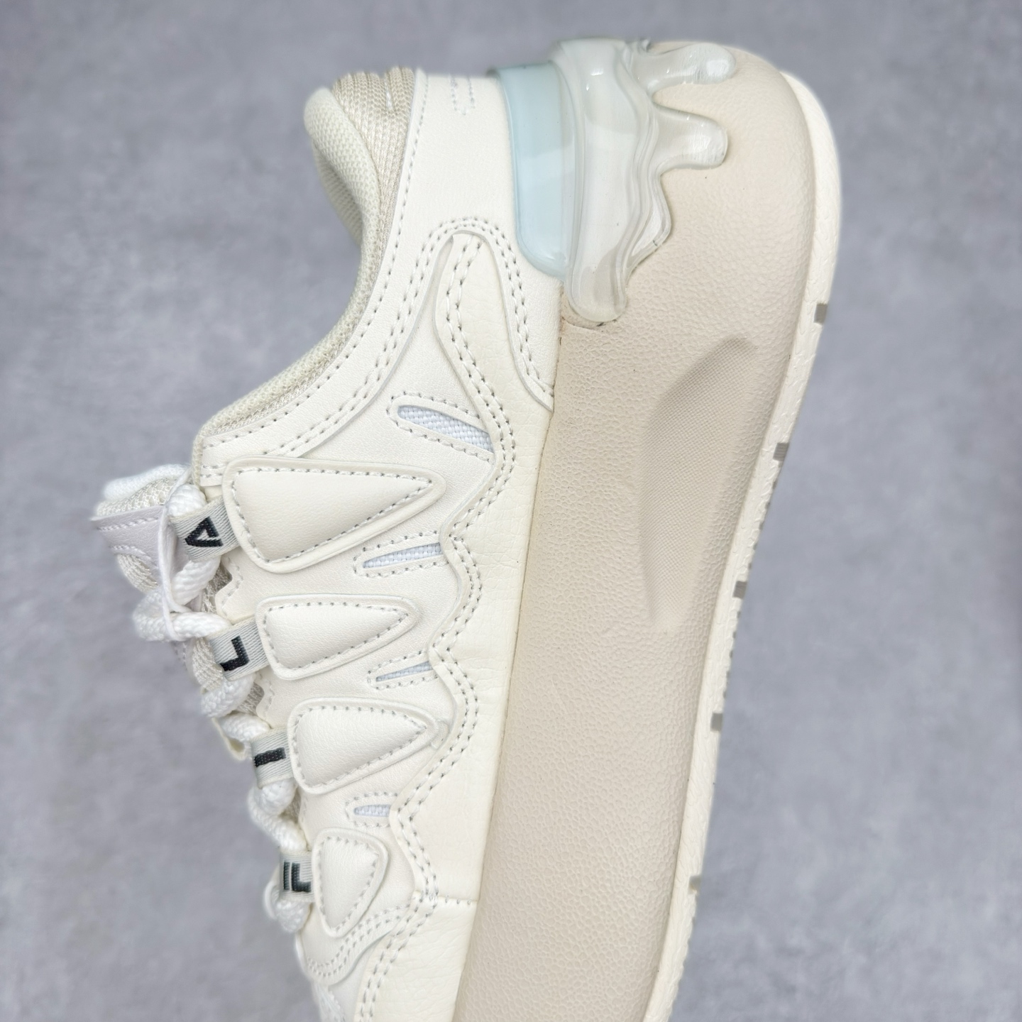 图片[7]-FILA CARROT 2 斐乐萝卜鞋2.0 经典百搭休闲 防滑减震耐磨低帮板鞋 传承了 FILA 的百年基因，融入年轻运动及潮流文化，成为引领变革、创新突破的一代。以“1+N” 的跨界合作模式重现经典的同时创造经典。带来最出其不意的跨界合作惊喜。同时，FILAFUSION把FILA 的 DNA 融入到定制体验里，你可以随心制造厲于你的产品。FILA FUSION 的鞋家族涵盖了老爹鞋、跑步鞋、网球鞋、季节款。风格复古新潮，满足了时尚人士出行及各类运动的搭配需求，成为当下年轻人筷拥的鞋类品牌之一。FILA FUSION 走进年轻人的世界，通过年轻人运动，街舞，滑板，篮球，展现 FILA FUSION 的潮流态度和年轻文化。FILA FUSION 认为末来属于引领变革、创新突破的年轻一代，让我们一起构成 FILA 未来的蓝图吧！尺码：35.5 36 36.5 37.5 38 38.5 39 40-选品中心