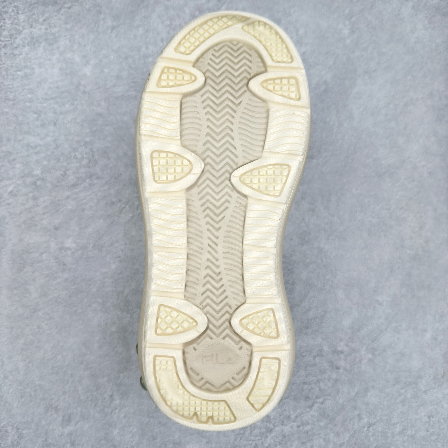 图片[9]-FILA CARROT 2 斐乐萝卜鞋2.0 经典百搭休闲 防滑减震耐磨低帮板鞋 传承了 FILA 的百年基因，融入年轻运动及潮流文化，成为引领变革、创新突破的一代。以“1+N” 的跨界合作模式重现经典的同时创造经典。带来最出其不意的跨界合作惊喜。同时，FILAFUSION把FILA 的 DNA 融入到定制体验里，你可以随心制造厲于你的产品。FILA FUSION 的鞋家族涵盖了老爹鞋、跑步鞋、网球鞋、季节款。风格复古新潮，满足了时尚人士出行及各类运动的搭配需求，成为当下年轻人筷拥的鞋类品牌之一。FILA FUSION 走进年轻人的世界，通过年轻人运动，街舞，滑板，篮球，展现 FILA FUSION 的潮流态度和年轻文化。FILA FUSION 认为末来属于引领变革、创新突破的年轻一代，让我们一起构成 FILA 未来的蓝图吧！尺码：35.5 36 36.5 37.5 38 38.5 39 40-选品中心