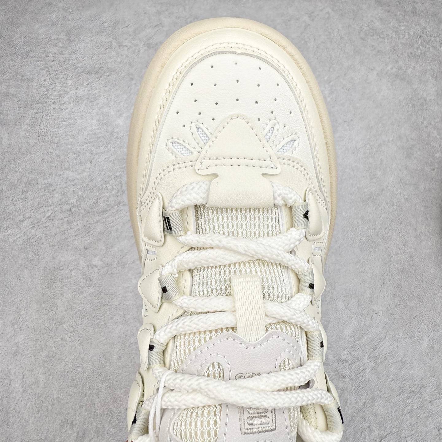 图片[4]-FILA CARROT 2 斐乐萝卜鞋2.0 经典百搭休闲 防滑减震耐磨低帮板鞋 传承了 FILA 的百年基因，融入年轻运动及潮流文化，成为引领变革、创新突破的一代。以“1+N” 的跨界合作模式重现经典的同时创造经典。带来最出其不意的跨界合作惊喜。同时，FILAFUSION把FILA 的 DNA 融入到定制体验里，你可以随心制造厲于你的产品。FILA FUSION 的鞋家族涵盖了老爹鞋、跑步鞋、网球鞋、季节款。风格复古新潮，满足了时尚人士出行及各类运动的搭配需求，成为当下年轻人筷拥的鞋类品牌之一。FILA FUSION 走进年轻人的世界，通过年轻人运动，街舞，滑板，篮球，展现 FILA FUSION 的潮流态度和年轻文化。FILA FUSION 认为末来属于引领变革、创新突破的年轻一代，让我们一起构成 FILA 未来的蓝图吧！尺码：35.5 36 36.5 37.5 38 38.5 39 40-选品中心