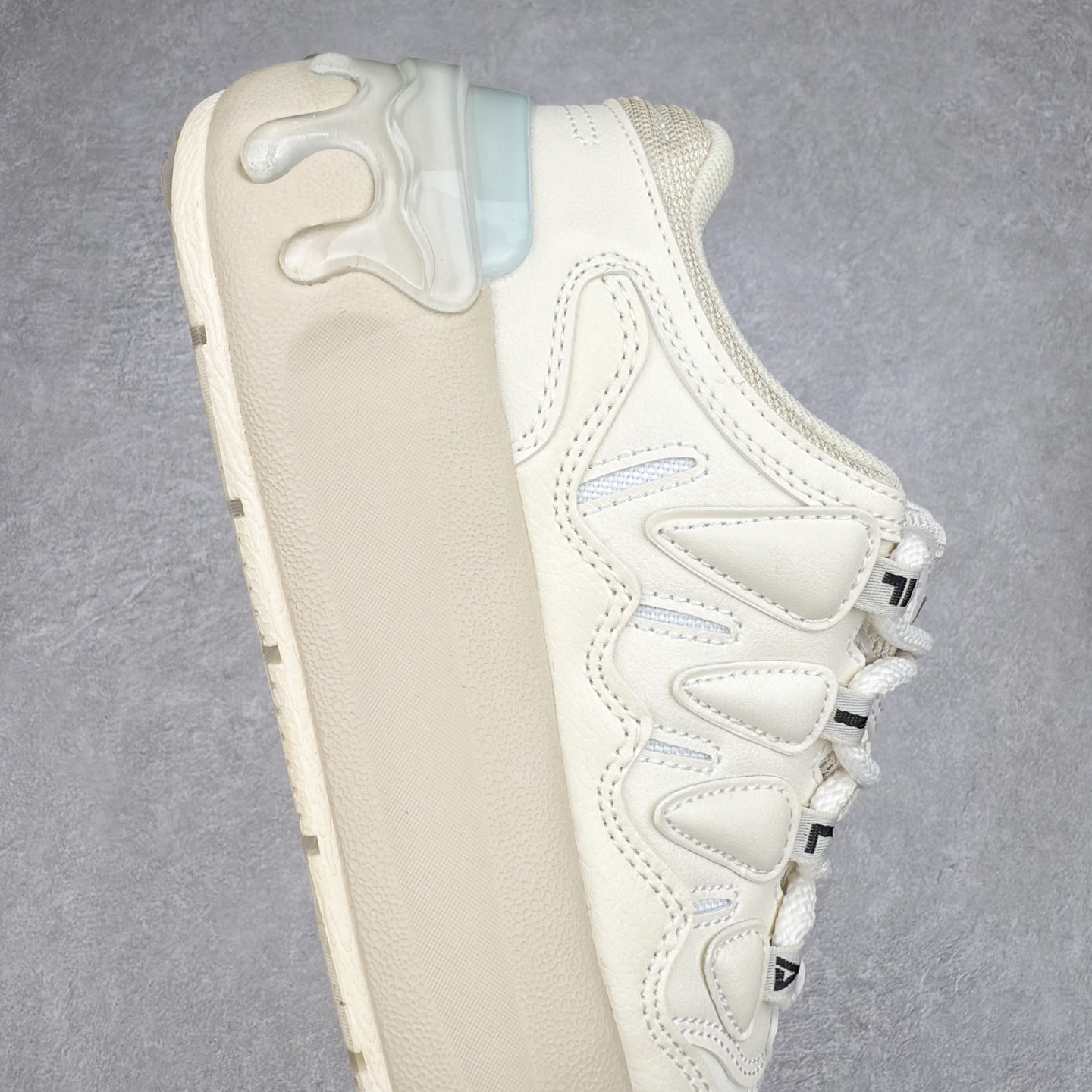 图片[6]-FILA CARROT 2 斐乐萝卜鞋2.0 经典百搭休闲 防滑减震耐磨低帮板鞋 传承了 FILA 的百年基因，融入年轻运动及潮流文化，成为引领变革、创新突破的一代。以“1+N” 的跨界合作模式重现经典的同时创造经典。带来最出其不意的跨界合作惊喜。同时，FILAFUSION把FILA 的 DNA 融入到定制体验里，你可以随心制造厲于你的产品。FILA FUSION 的鞋家族涵盖了老爹鞋、跑步鞋、网球鞋、季节款。风格复古新潮，满足了时尚人士出行及各类运动的搭配需求，成为当下年轻人筷拥的鞋类品牌之一。FILA FUSION 走进年轻人的世界，通过年轻人运动，街舞，滑板，篮球，展现 FILA FUSION 的潮流态度和年轻文化。FILA FUSION 认为末来属于引领变革、创新突破的年轻一代，让我们一起构成 FILA 未来的蓝图吧！尺码：35.5 36 36.5 37.5 38 38.5 39 40-选品中心