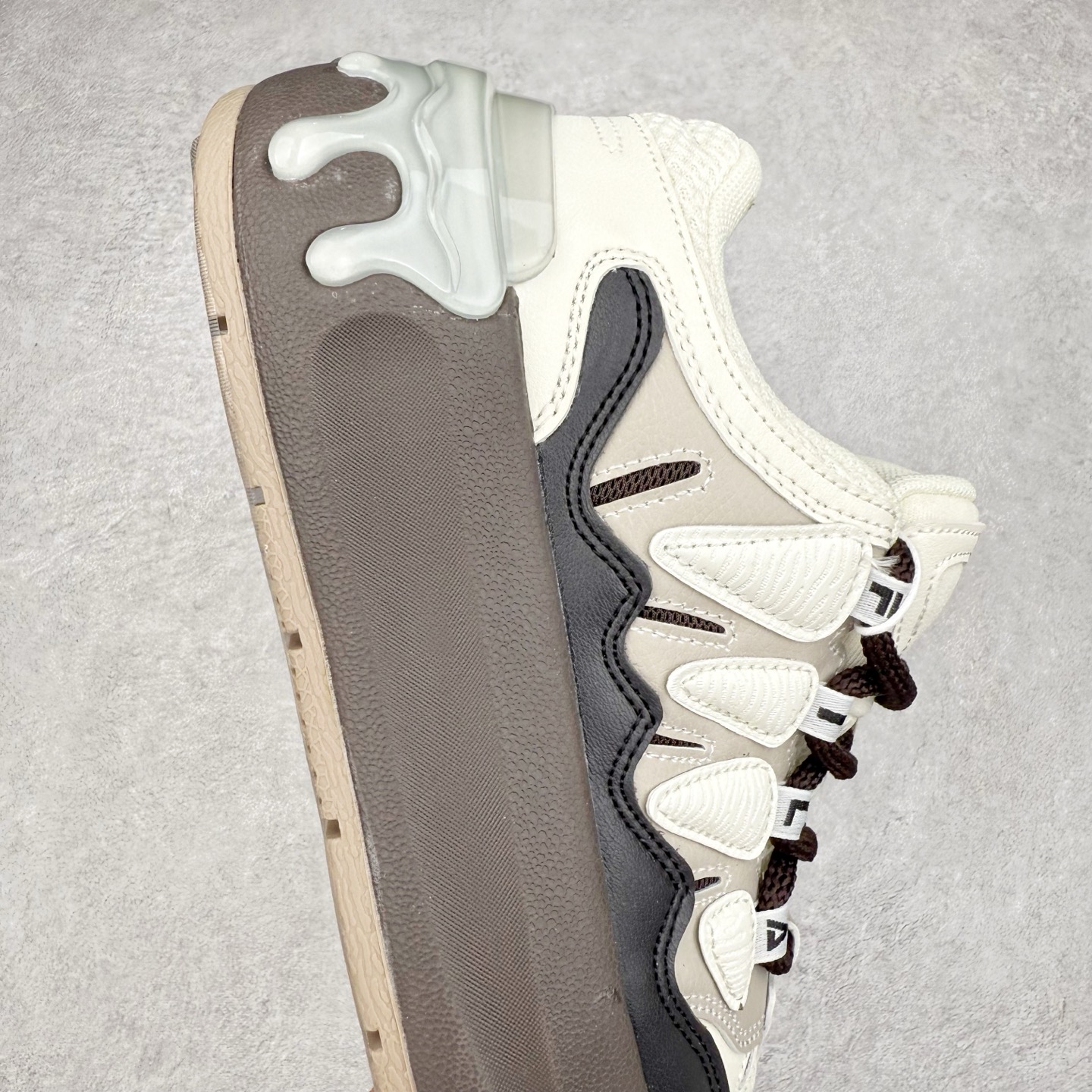 图片[6]-FILA CARROT 2 斐乐萝卜鞋2.0 经典百搭休闲 防滑减震耐磨低帮板鞋 传承了 FILA 的百年基因，融入年轻运动及潮流文化，成为引领变革、创新突破的一代。以“1+N” 的跨界合作模式重现经典的同时创造经典。带来最出其不意的跨界合作惊喜。同时，FILAFUSION把FILA 的 DNA 融入到定制体验里，你可以随心制造厲于你的产品。FILA FUSION 的鞋家族涵盖了老爹鞋、跑步鞋、网球鞋、季节款。风格复古新潮，满足了时尚人士出行及各类运动的搭配需求，成为当下年轻人筷拥的鞋类品牌之一。FILA FUSION 走进年轻人的世界，通过年轻人运动，街舞，滑板，篮球，展现 FILA FUSION 的潮流态度和年轻文化。FILA FUSION 认为末来属于引领变革、创新突破的年轻一代，让我们一起构成 FILA 未来的蓝图吧！尺码：35.5 36 36.5 37.5 38 38.5 39 40-选品中心