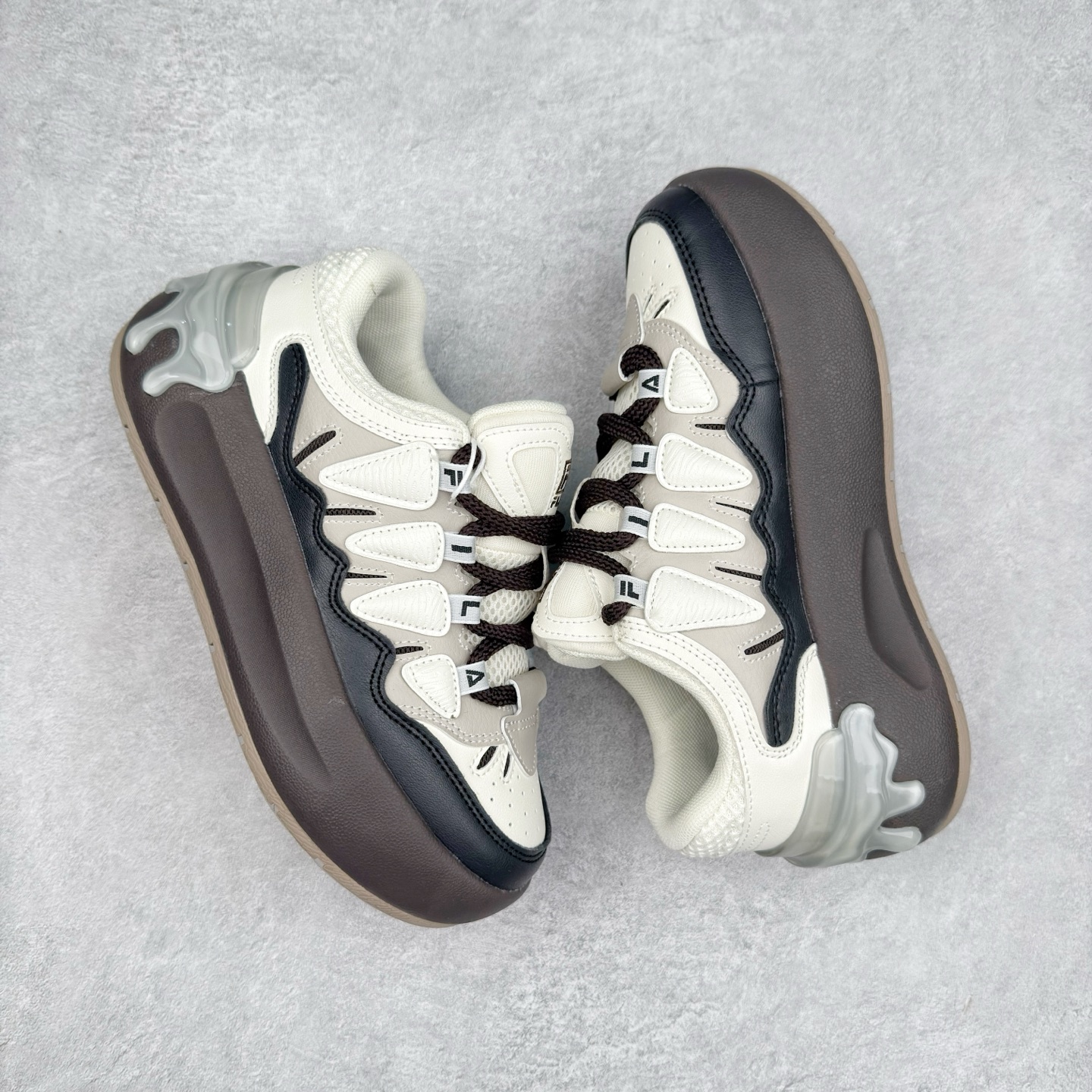 图片[3]-FILA CARROT 2 斐乐萝卜鞋2.0 经典百搭休闲 防滑减震耐磨低帮板鞋 传承了 FILA 的百年基因，融入年轻运动及潮流文化，成为引领变革、创新突破的一代。以“1+N” 的跨界合作模式重现经典的同时创造经典。带来最出其不意的跨界合作惊喜。同时，FILAFUSION把FILA 的 DNA 融入到定制体验里，你可以随心制造厲于你的产品。FILA FUSION 的鞋家族涵盖了老爹鞋、跑步鞋、网球鞋、季节款。风格复古新潮，满足了时尚人士出行及各类运动的搭配需求，成为当下年轻人筷拥的鞋类品牌之一。FILA FUSION 走进年轻人的世界，通过年轻人运动，街舞，滑板，篮球，展现 FILA FUSION 的潮流态度和年轻文化。FILA FUSION 认为末来属于引领变革、创新突破的年轻一代，让我们一起构成 FILA 未来的蓝图吧！尺码：35.5 36 36.5 37.5 38 38.5 39 40-选品中心