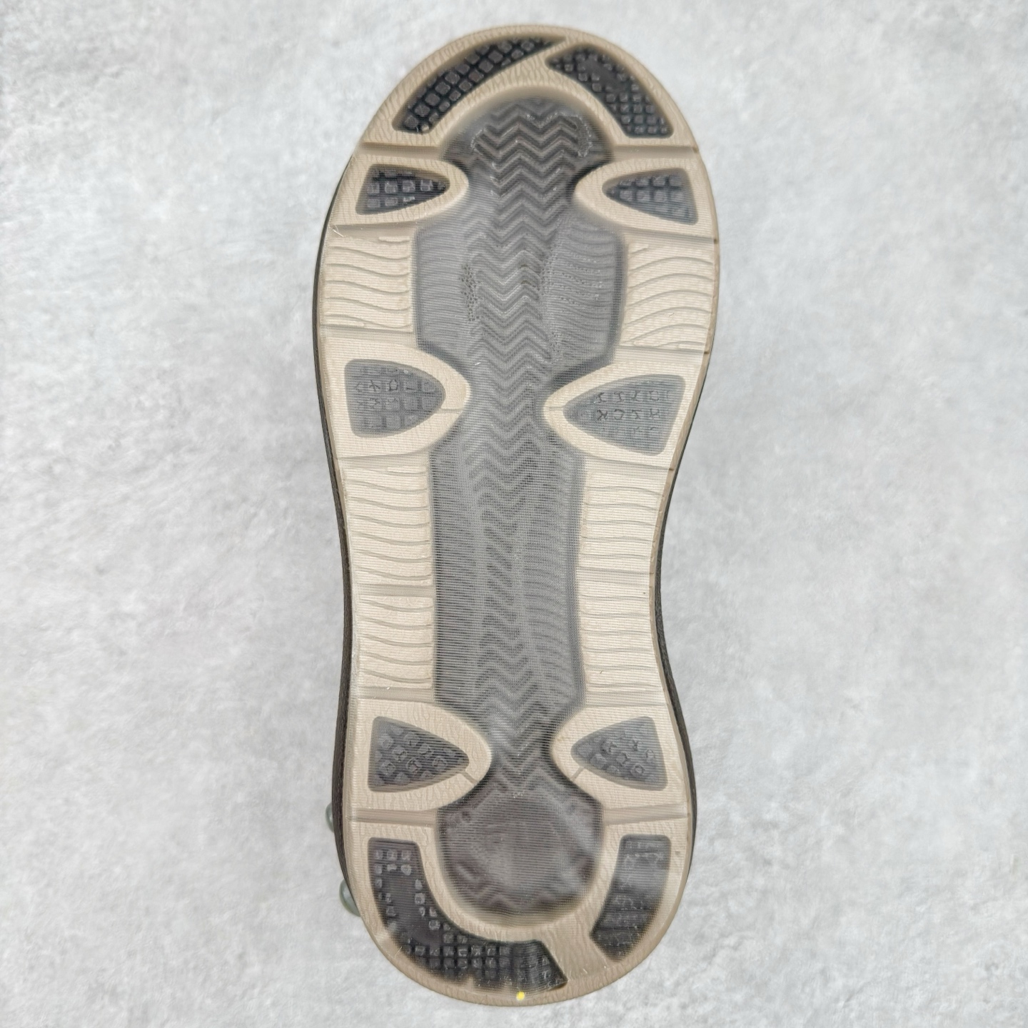 图片[9]-FILA CARROT 2 斐乐萝卜鞋2.0 经典百搭休闲 防滑减震耐磨低帮板鞋 传承了 FILA 的百年基因，融入年轻运动及潮流文化，成为引领变革、创新突破的一代。以“1+N” 的跨界合作模式重现经典的同时创造经典。带来最出其不意的跨界合作惊喜。同时，FILAFUSION把FILA 的 DNA 融入到定制体验里，你可以随心制造厲于你的产品。FILA FUSION 的鞋家族涵盖了老爹鞋、跑步鞋、网球鞋、季节款。风格复古新潮，满足了时尚人士出行及各类运动的搭配需求，成为当下年轻人筷拥的鞋类品牌之一。FILA FUSION 走进年轻人的世界，通过年轻人运动，街舞，滑板，篮球，展现 FILA FUSION 的潮流态度和年轻文化。FILA FUSION 认为末来属于引领变革、创新突破的年轻一代，让我们一起构成 FILA 未来的蓝图吧！尺码：35.5 36 36.5 37.5 38 38.5 39 40-选品中心