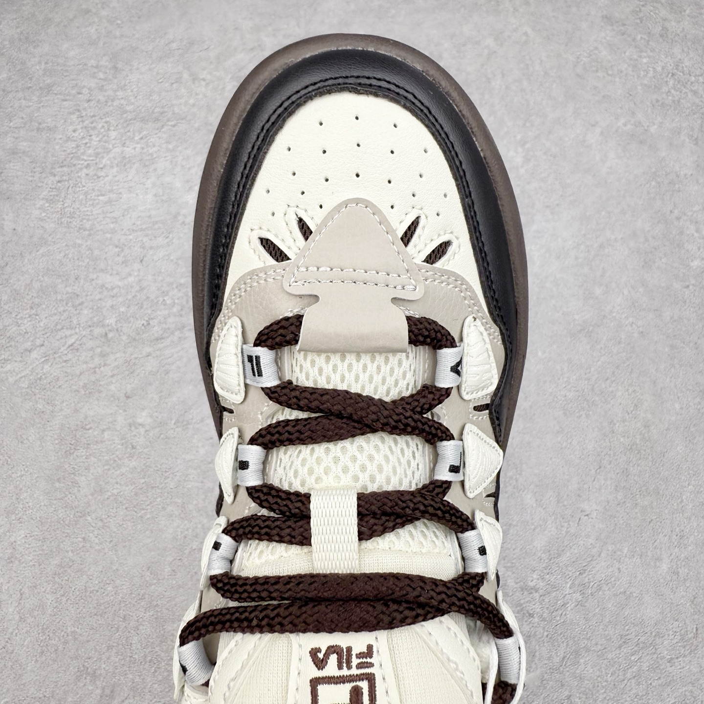 图片[4]-FILA CARROT 2 斐乐萝卜鞋2.0 经典百搭休闲 防滑减震耐磨低帮板鞋 传承了 FILA 的百年基因，融入年轻运动及潮流文化，成为引领变革、创新突破的一代。以“1+N” 的跨界合作模式重现经典的同时创造经典。带来最出其不意的跨界合作惊喜。同时，FILAFUSION把FILA 的 DNA 融入到定制体验里，你可以随心制造厲于你的产品。FILA FUSION 的鞋家族涵盖了老爹鞋、跑步鞋、网球鞋、季节款。风格复古新潮，满足了时尚人士出行及各类运动的搭配需求，成为当下年轻人筷拥的鞋类品牌之一。FILA FUSION 走进年轻人的世界，通过年轻人运动，街舞，滑板，篮球，展现 FILA FUSION 的潮流态度和年轻文化。FILA FUSION 认为末来属于引领变革、创新突破的年轻一代，让我们一起构成 FILA 未来的蓝图吧！尺码：35.5 36 36.5 37.5 38 38.5 39 40-选品中心