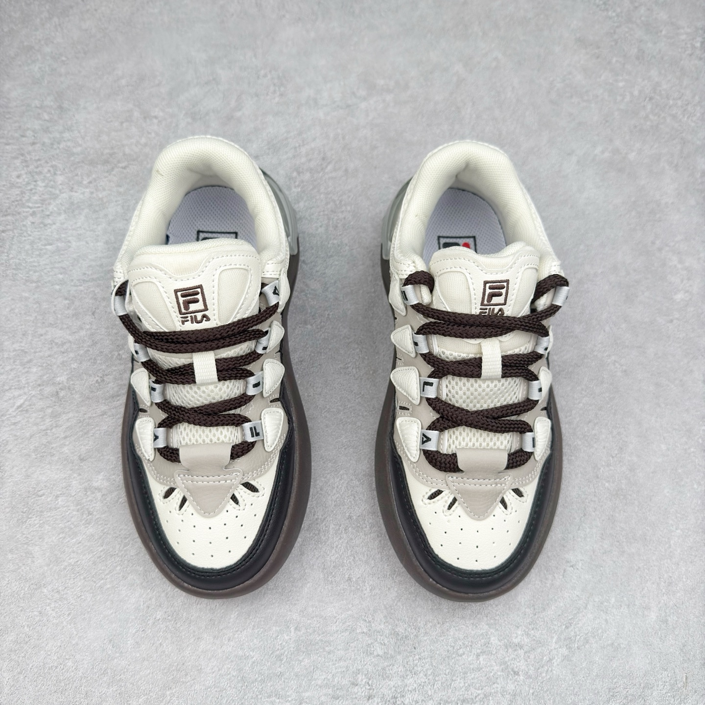 图片[2]-FILA CARROT 2 斐乐萝卜鞋2.0 经典百搭休闲 防滑减震耐磨低帮板鞋 传承了 FILA 的百年基因，融入年轻运动及潮流文化，成为引领变革、创新突破的一代。以“1+N” 的跨界合作模式重现经典的同时创造经典。带来最出其不意的跨界合作惊喜。同时，FILAFUSION把FILA 的 DNA 融入到定制体验里，你可以随心制造厲于你的产品。FILA FUSION 的鞋家族涵盖了老爹鞋、跑步鞋、网球鞋、季节款。风格复古新潮，满足了时尚人士出行及各类运动的搭配需求，成为当下年轻人筷拥的鞋类品牌之一。FILA FUSION 走进年轻人的世界，通过年轻人运动，街舞，滑板，篮球，展现 FILA FUSION 的潮流态度和年轻文化。FILA FUSION 认为末来属于引领变革、创新突破的年轻一代，让我们一起构成 FILA 未来的蓝图吧！尺码：35.5 36 36.5 37.5 38 38.5 39 40-选品中心