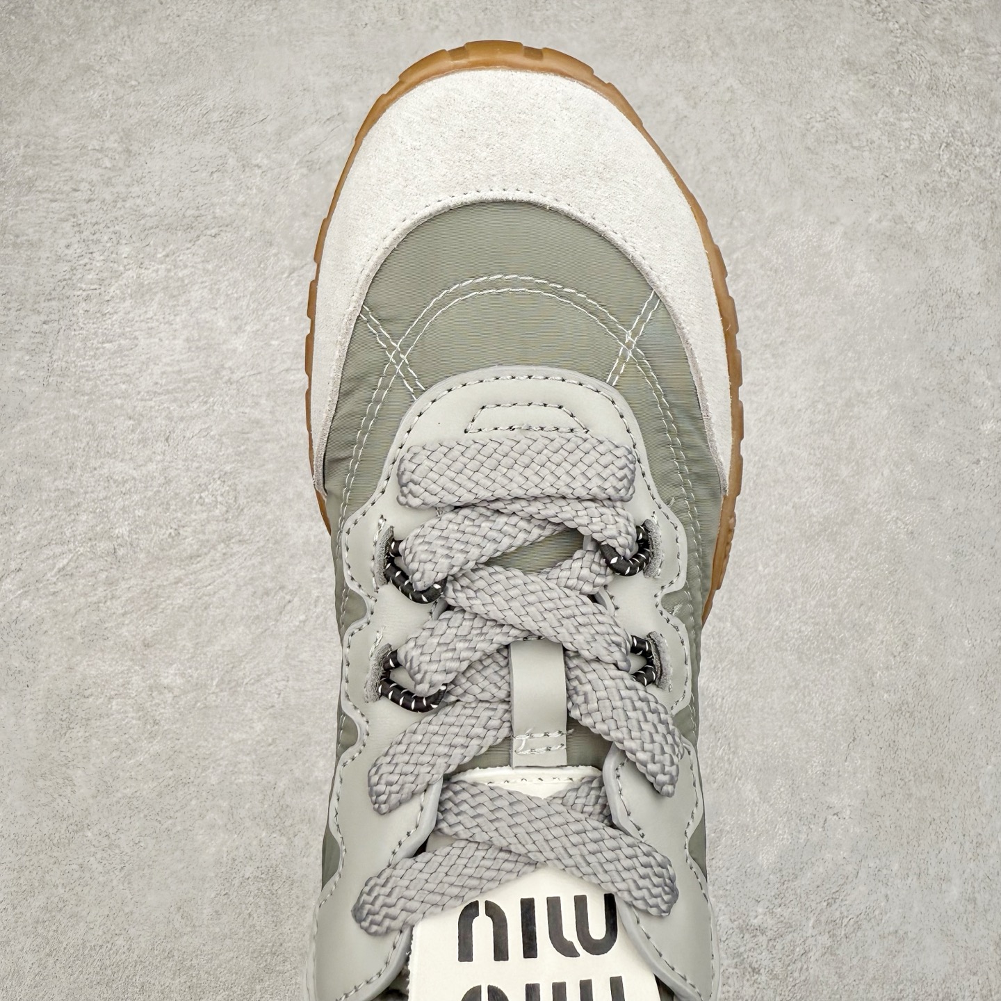 图片[3]-Miumiu 25ss Tyre系列春夏新款 饼干鞋 阿甘鞋休闲运动鞋Miumiu最新爆款 前卫大胆的设计，风格融于此款厚底帆布运动鞋的简约线条，别致徽标饰于鞋舌与背面，点缀复古设计，平添标志性元素！厚底设计定义前卫的现代风格，这款Tyre集优雅气质与运动功能于一身，动感橡胶鞋底柔韧耐磨，令人联想起轮胎花纹，橡胶鞋底除了增加了这双鞋的复古属性外也增加了防滑功能鞋面由科技织物和麂皮制成，融合运动与时尚、功能与优雅，表达了Miu Miu的核心精神 尺码：35-40-选品中心