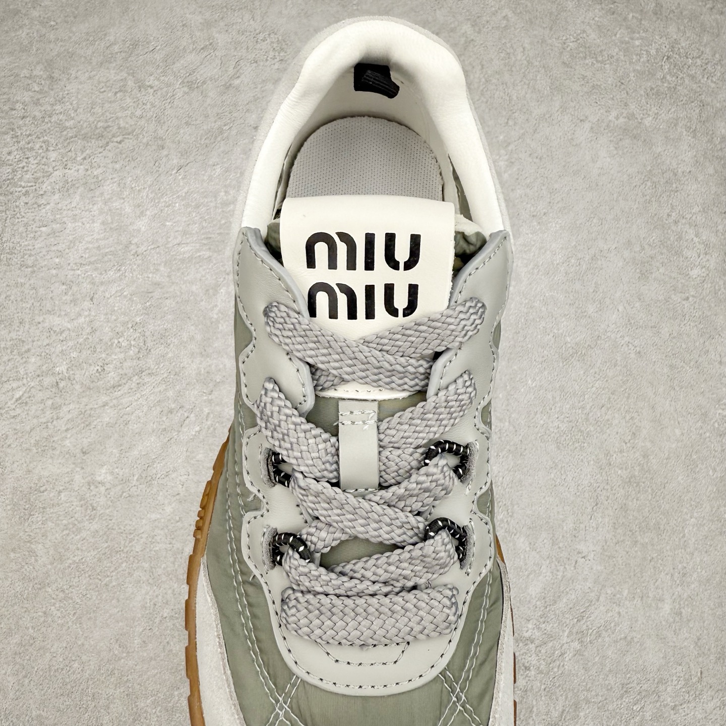 图片[4]-Miumiu 25ss Tyre系列春夏新款 饼干鞋 阿甘鞋休闲运动鞋Miumiu最新爆款 前卫大胆的设计，风格融于此款厚底帆布运动鞋的简约线条，别致徽标饰于鞋舌与背面，点缀复古设计，平添标志性元素！厚底设计定义前卫的现代风格，这款Tyre集优雅气质与运动功能于一身，动感橡胶鞋底柔韧耐磨，令人联想起轮胎花纹，橡胶鞋底除了增加了这双鞋的复古属性外也增加了防滑功能鞋面由科技织物和麂皮制成，融合运动与时尚、功能与优雅，表达了Miu Miu的核心精神 尺码：35-40-选品中心