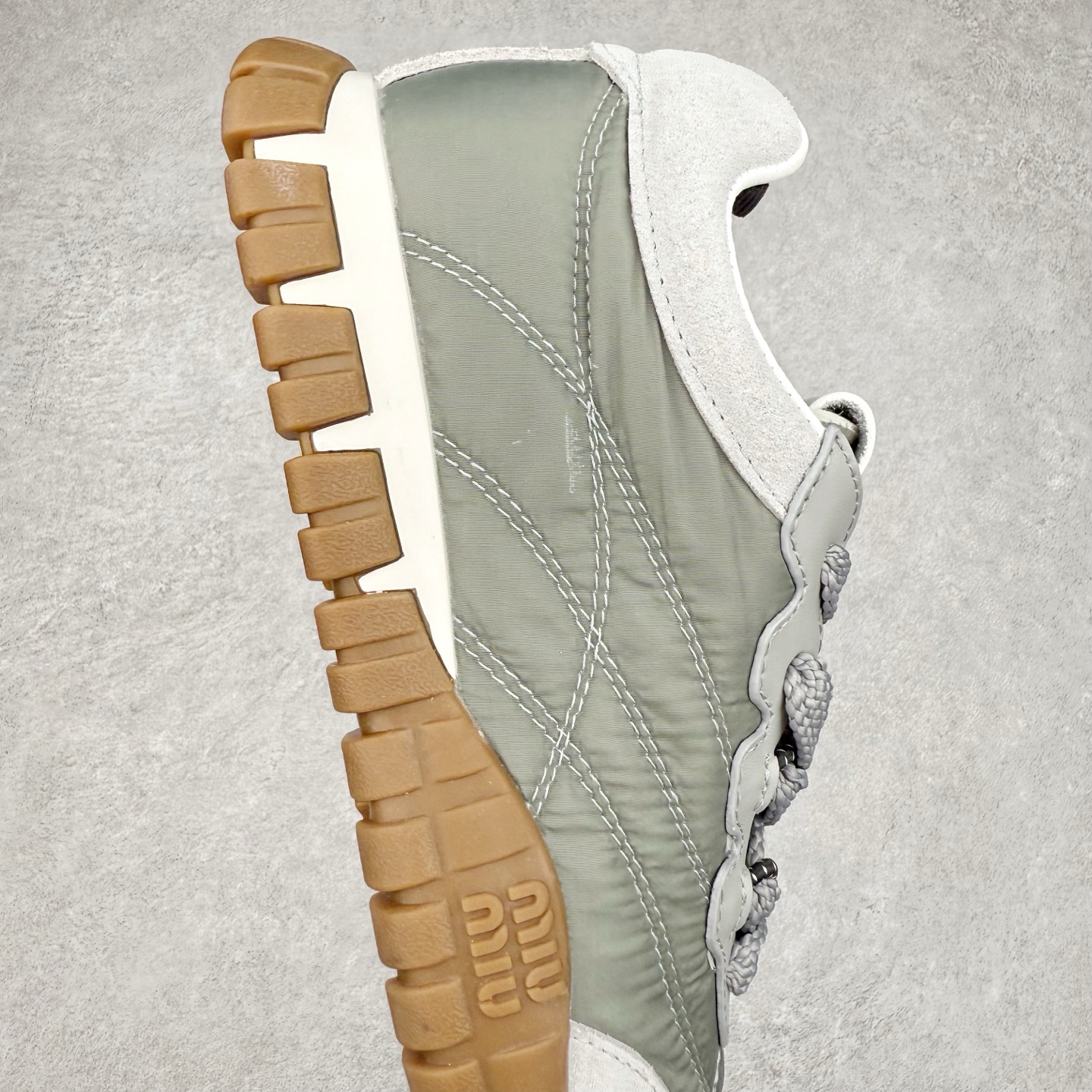 图片[5]-Miumiu 25ss Tyre系列春夏新款 饼干鞋 阿甘鞋休闲运动鞋Miumiu最新爆款 前卫大胆的设计，风格融于此款厚底帆布运动鞋的简约线条，别致徽标饰于鞋舌与背面，点缀复古设计，平添标志性元素！厚底设计定义前卫的现代风格，这款Tyre集优雅气质与运动功能于一身，动感橡胶鞋底柔韧耐磨，令人联想起轮胎花纹，橡胶鞋底除了增加了这双鞋的复古属性外也增加了防滑功能鞋面由科技织物和麂皮制成，融合运动与时尚、功能与优雅，表达了Miu Miu的核心精神 尺码：35-40-选品中心