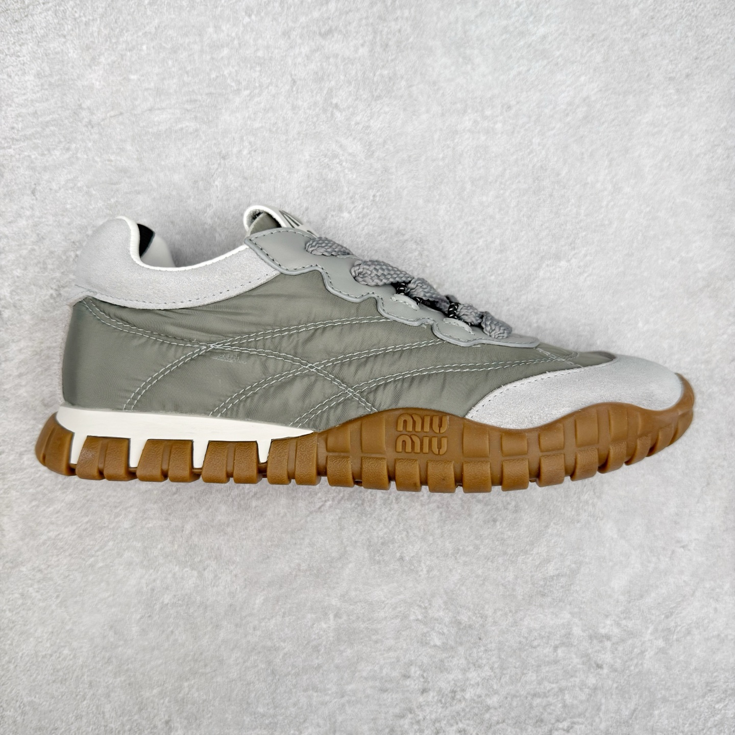 Miumiu 25ss Tyre系列春夏新款 饼干鞋 阿甘鞋休闲运动鞋Miumiu最新爆款 前卫大胆的设计，风格融于此款厚底帆布运动鞋的简约线条，别致徽标饰于鞋舌与背面，点缀复古设计，平添标志性元素！厚底设计定义前卫的现代风格，这款Tyre集优雅气质与运动功能于一身，动感橡胶鞋底柔韧耐磨，令人联想起轮胎花纹，橡胶鞋底除了增加了这双鞋的复古属性外也增加了防滑功能鞋面由科技织物和麂皮制成，融合运动与时尚、功能与优雅，表达了Miu Miu的核心精神 尺码：35-40-选品中心