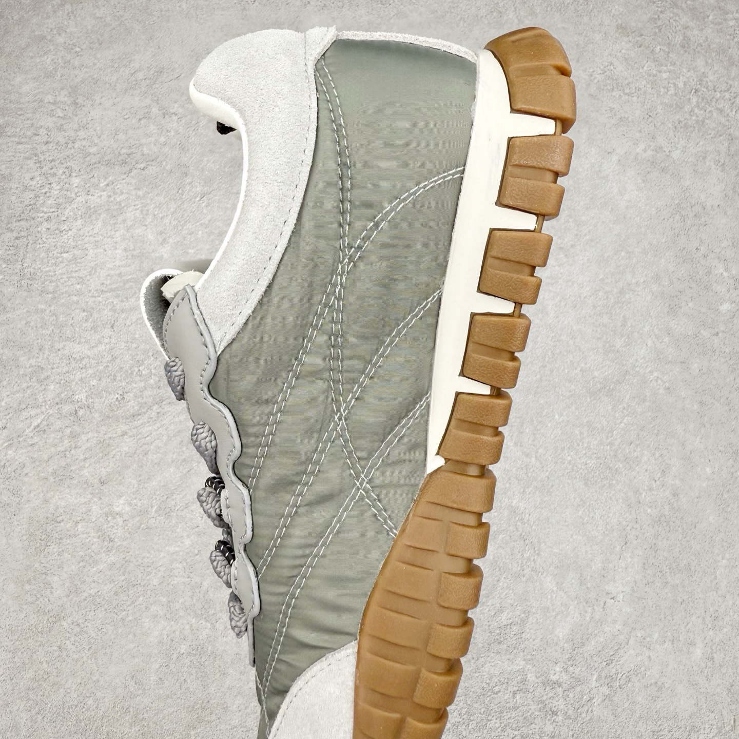 图片[6]-Miumiu 25ss Tyre系列春夏新款 饼干鞋 阿甘鞋休闲运动鞋Miumiu最新爆款 前卫大胆的设计，风格融于此款厚底帆布运动鞋的简约线条，别致徽标饰于鞋舌与背面，点缀复古设计，平添标志性元素！厚底设计定义前卫的现代风格，这款Tyre集优雅气质与运动功能于一身，动感橡胶鞋底柔韧耐磨，令人联想起轮胎花纹，橡胶鞋底除了增加了这双鞋的复古属性外也增加了防滑功能鞋面由科技织物和麂皮制成，融合运动与时尚、功能与优雅，表达了Miu Miu的核心精神 尺码：35-40-选品中心