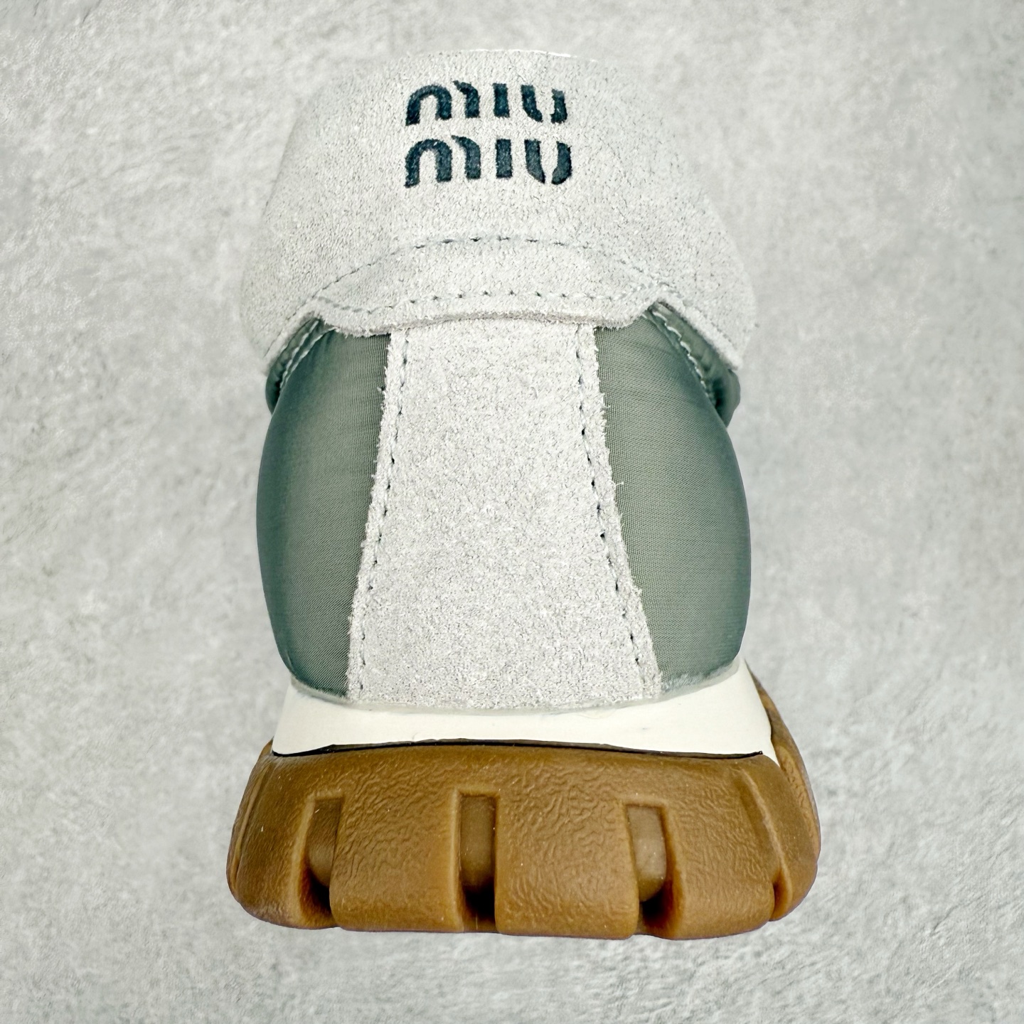 图片[7]-Miumiu 25ss Tyre系列春夏新款 饼干鞋 阿甘鞋休闲运动鞋Miumiu最新爆款 前卫大胆的设计，风格融于此款厚底帆布运动鞋的简约线条，别致徽标饰于鞋舌与背面，点缀复古设计，平添标志性元素！厚底设计定义前卫的现代风格，这款Tyre集优雅气质与运动功能于一身，动感橡胶鞋底柔韧耐磨，令人联想起轮胎花纹，橡胶鞋底除了增加了这双鞋的复古属性外也增加了防滑功能鞋面由科技织物和麂皮制成，融合运动与时尚、功能与优雅，表达了Miu Miu的核心精神 尺码：35-40-选品中心