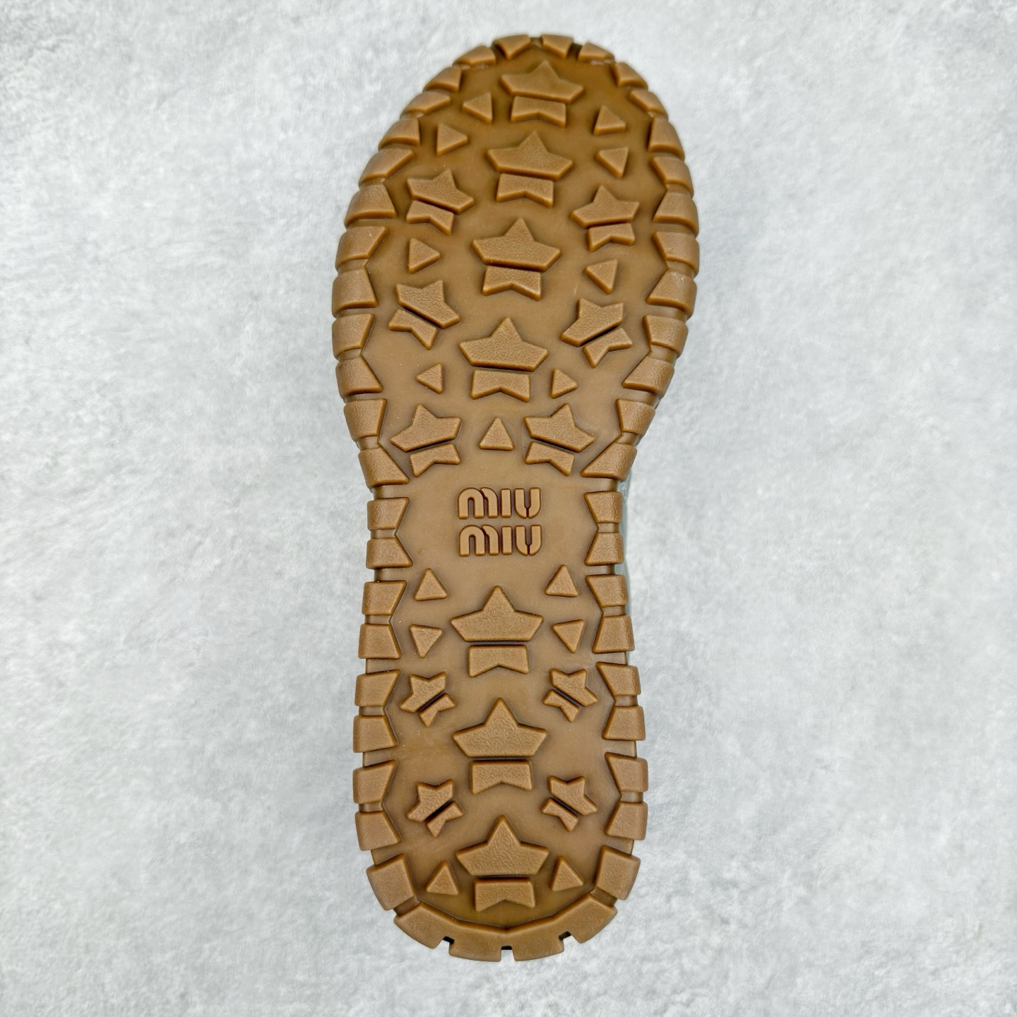 图片[8]-Miumiu 25ss Tyre系列春夏新款 饼干鞋 阿甘鞋休闲运动鞋Miumiu最新爆款 前卫大胆的设计，风格融于此款厚底帆布运动鞋的简约线条，别致徽标饰于鞋舌与背面，点缀复古设计，平添标志性元素！厚底设计定义前卫的现代风格，这款Tyre集优雅气质与运动功能于一身，动感橡胶鞋底柔韧耐磨，令人联想起轮胎花纹，橡胶鞋底除了增加了这双鞋的复古属性外也增加了防滑功能鞋面由科技织物和麂皮制成，融合运动与时尚、功能与优雅，表达了Miu Miu的核心精神 尺码：35-40-选品中心