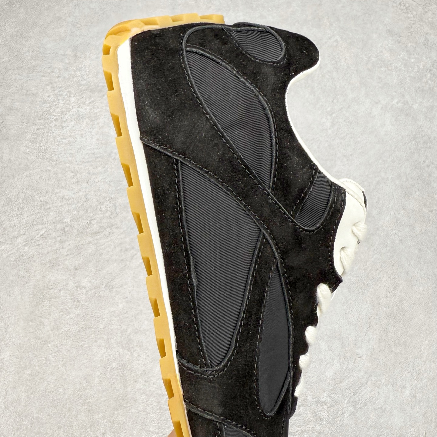 图片[6]-BOTTEGA VENETA Orbit Runner BV葆蝶家时尚休闲王一博同款老爹鞋运动鞋 原版开发 一比一打造 相似度百分之99以上 市场一梯队级别品质 区别市场任何标文顶级品质版本 采用轻质科技网布面料 搭配几何图案设计橡胶外底 王炸系列 高版本 认准套包工艺 实际增高很多哦 还是一样显腿细非常nice 耐玩耐造 对标对版 套包鞋工艺 认准高版本 大底选用拼色TPU大底 配置原版包装 尺码：35 36 37 38 39 40 41 42 43 44 45-选品中心