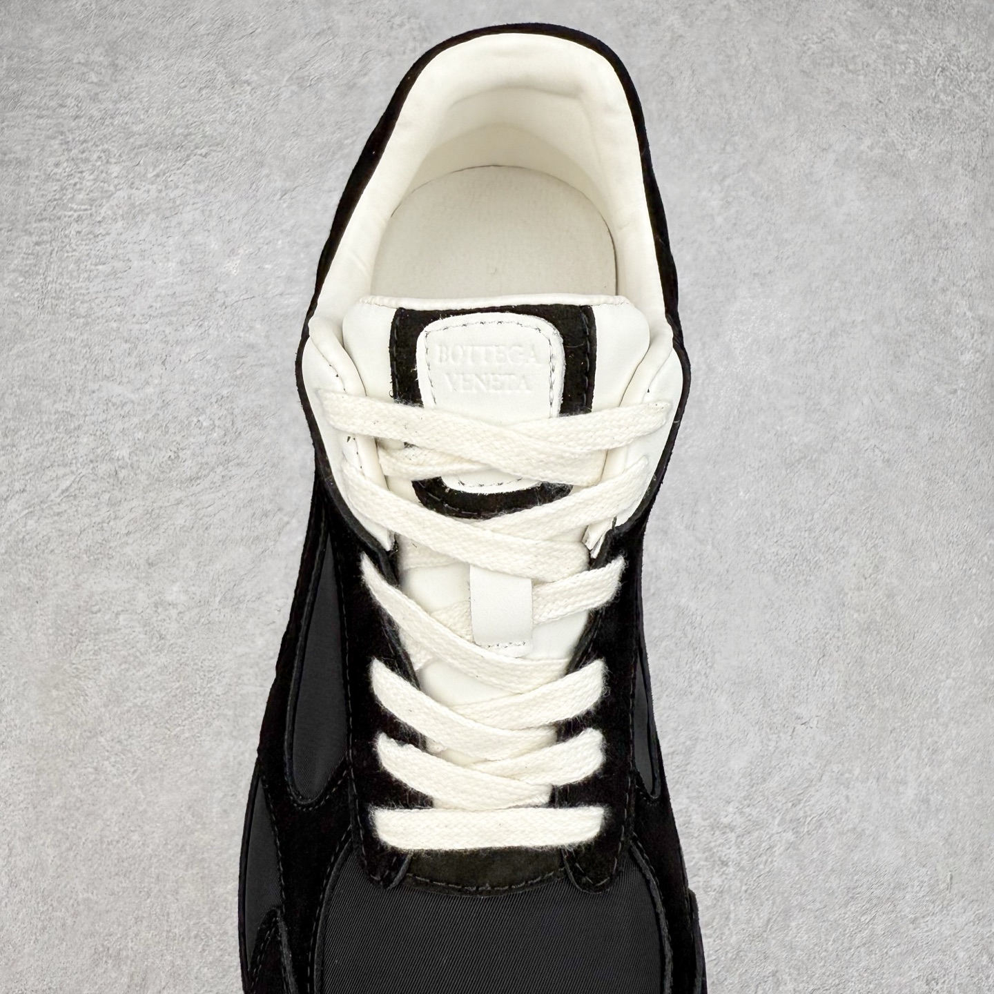 图片[5]-BOTTEGA VENETA Orbit Runner BV葆蝶家时尚休闲王一博同款老爹鞋运动鞋 原版开发 一比一打造 相似度百分之99以上 市场一梯队级别品质 区别市场任何标文顶级品质版本 采用轻质科技网布面料 搭配几何图案设计橡胶外底 王炸系列 高版本 认准套包工艺 实际增高很多哦 还是一样显腿细非常nice 耐玩耐造 对标对版 套包鞋工艺 认准高版本 大底选用拼色TPU大底 配置原版包装 尺码：35 36 37 38 39 40 41 42 43 44 45-选品中心