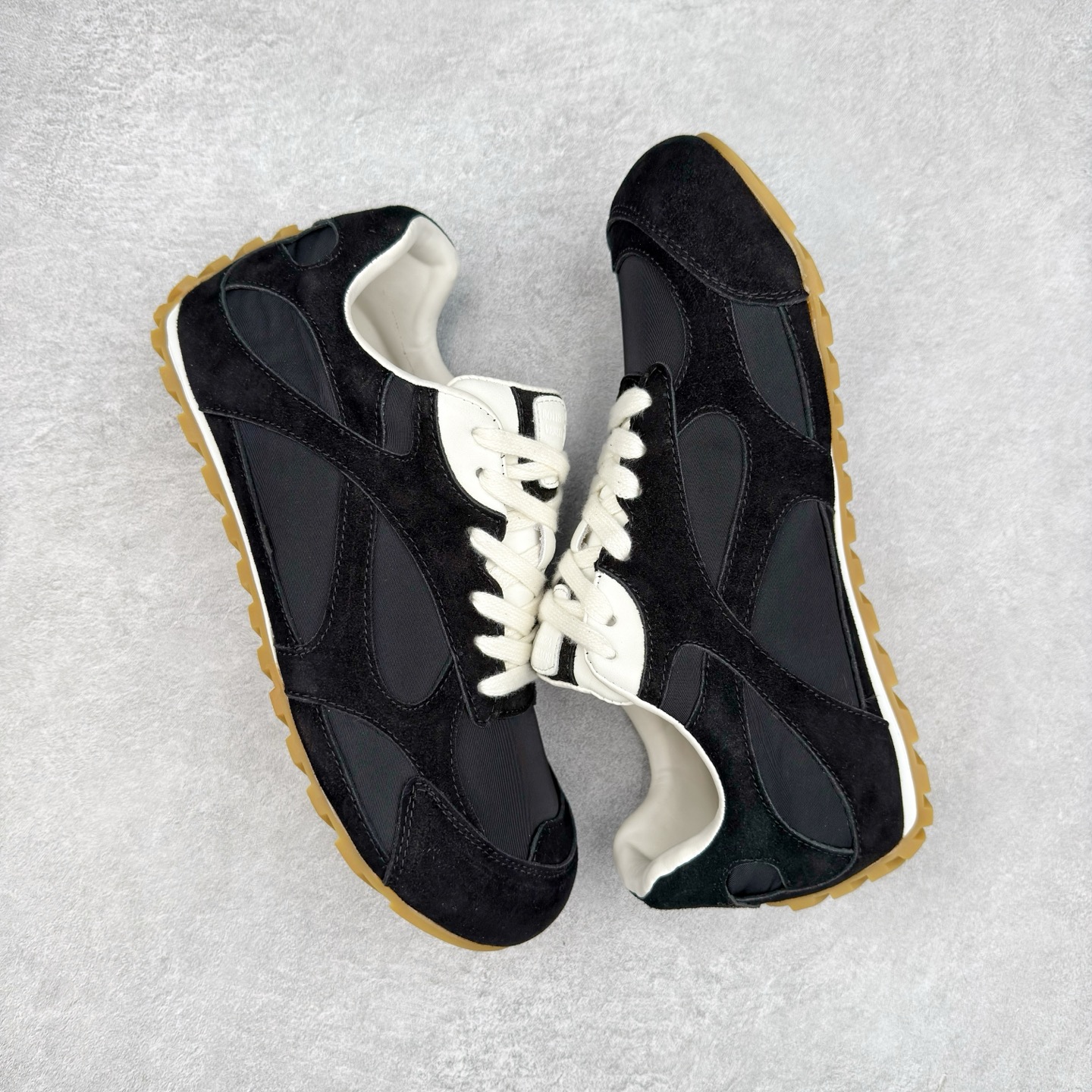 图片[3]-BOTTEGA VENETA Orbit Runner BV葆蝶家时尚休闲王一博同款老爹鞋运动鞋 原版开发 一比一打造 相似度百分之99以上 市场一梯队级别品质 区别市场任何标文顶级品质版本 采用轻质科技网布面料 搭配几何图案设计橡胶外底 王炸系列 高版本 认准套包工艺 实际增高很多哦 还是一样显腿细非常nice 耐玩耐造 对标对版 套包鞋工艺 认准高版本 大底选用拼色TPU大底 配置原版包装 尺码：35 36 37 38 39 40 41 42 43 44 45-选品中心