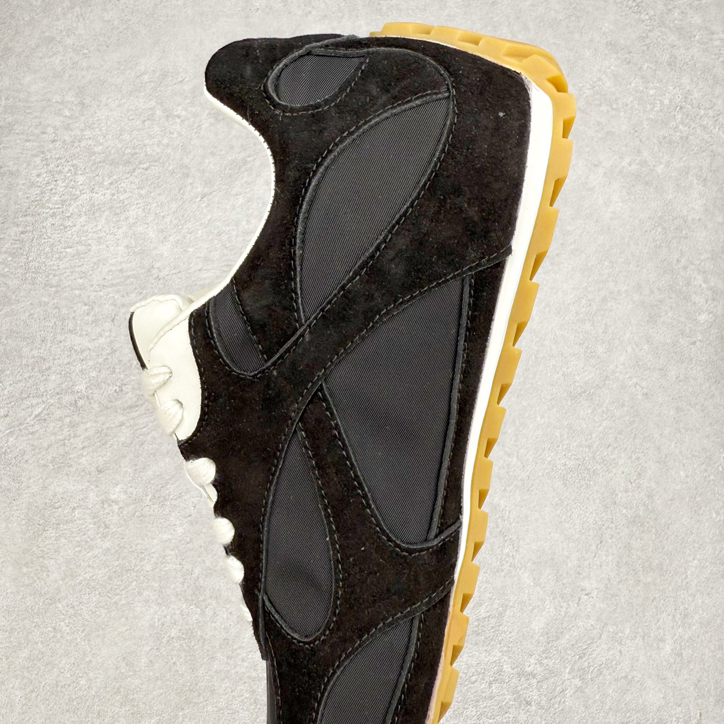 图片[7]-BOTTEGA VENETA Orbit Runner BV葆蝶家时尚休闲王一博同款老爹鞋运动鞋 原版开发 一比一打造 相似度百分之99以上 市场一梯队级别品质 区别市场任何标文顶级品质版本 采用轻质科技网布面料 搭配几何图案设计橡胶外底 王炸系列 高版本 认准套包工艺 实际增高很多哦 还是一样显腿细非常nice 耐玩耐造 对标对版 套包鞋工艺 认准高版本 大底选用拼色TPU大底 配置原版包装 尺码：35 36 37 38 39 40 41 42 43 44 45-选品中心