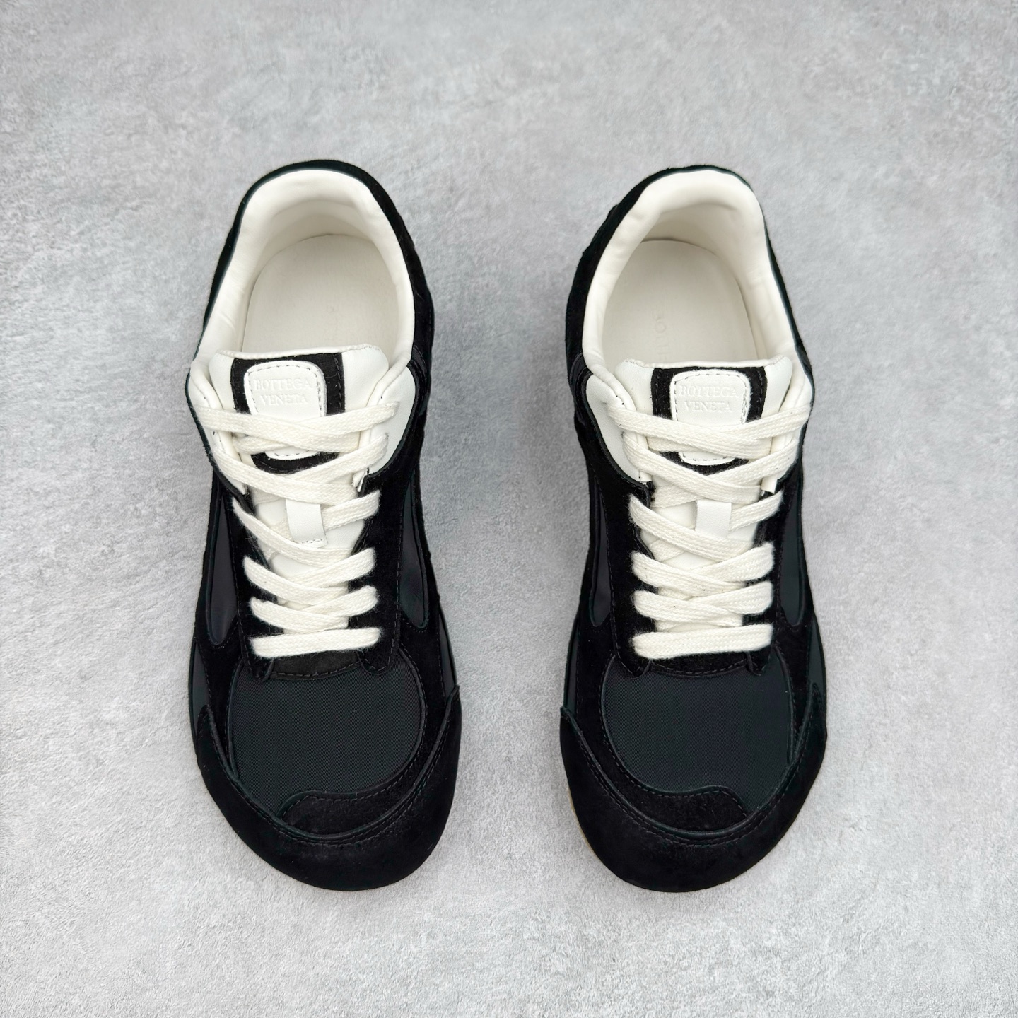 图片[2]-BOTTEGA VENETA Orbit Runner BV葆蝶家时尚休闲王一博同款老爹鞋运动鞋 原版开发 一比一打造 相似度百分之99以上 市场一梯队级别品质 区别市场任何标文顶级品质版本 采用轻质科技网布面料 搭配几何图案设计橡胶外底 王炸系列 高版本 认准套包工艺 实际增高很多哦 还是一样显腿细非常nice 耐玩耐造 对标对版 套包鞋工艺 认准高版本 大底选用拼色TPU大底 配置原版包装 尺码：35 36 37 38 39 40 41 42 43 44 45-选品中心