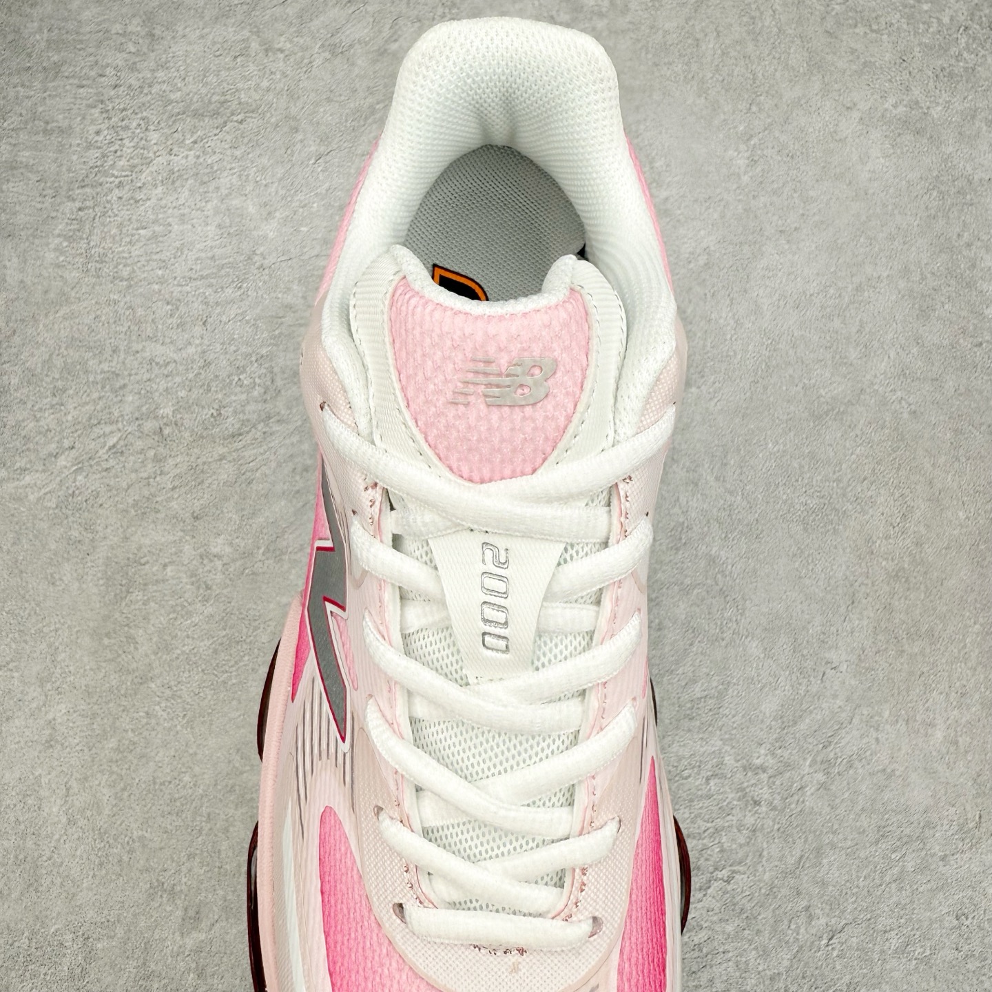 图片[5]-New Balance NB2000 舒适百搭防滑耐磨低帮 休闲跑步鞋 New Balance 在近两年的球鞋市场屡出奇招，在经典鞋型保持进一步增长的同时，推出的每一款新鞋型也都有傲人的战绩。在 327、9060 等鞋型获得成功之后，今天 New Balance 家族又迎来了新鲜血液的注入。这双 New Balance 2000 依然是融合了新旧元素的跑鞋造型，命名为 2000，或许是它的设计理念有着 Y2K 的血统。最大的亮点，在于这双鞋的中底。外侧以五个 ABZORB 单元，带来极具辨识度和冲击力的视觉效果，让这双鞋在外观和脚感方面都颇具吸引力。尺码：36 37 37.5 38 38.5 39 40 40.5 41 42 42.5 43 44 45 46-选品中心