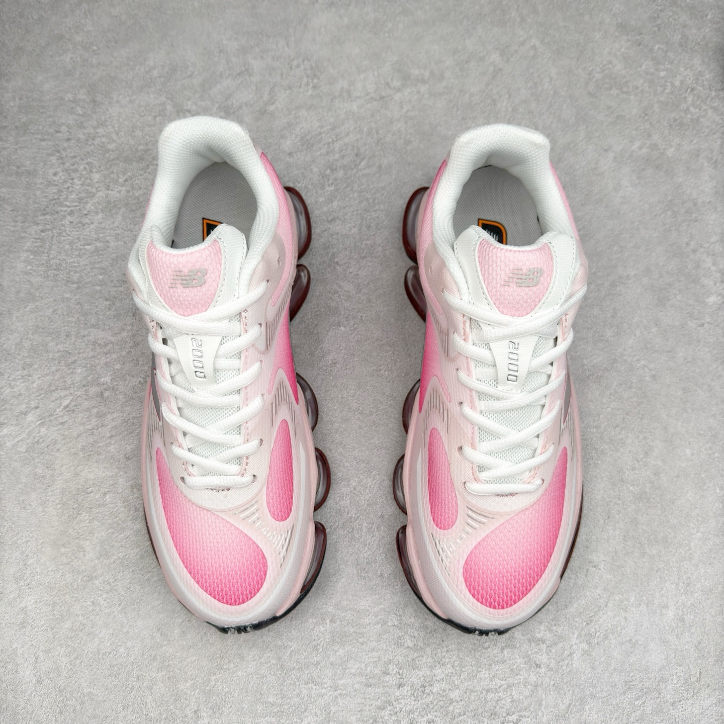 图片[2]-New Balance NB2000 舒适百搭防滑耐磨低帮 休闲跑步鞋 New Balance 在近两年的球鞋市场屡出奇招，在经典鞋型保持进一步增长的同时，推出的每一款新鞋型也都有傲人的战绩。在 327、9060 等鞋型获得成功之后，今天 New Balance 家族又迎来了新鲜血液的注入。这双 New Balance 2000 依然是融合了新旧元素的跑鞋造型，命名为 2000，或许是它的设计理念有着 Y2K 的血统。最大的亮点，在于这双鞋的中底。外侧以五个 ABZORB 单元，带来极具辨识度和冲击力的视觉效果，让这双鞋在外观和脚感方面都颇具吸引力。尺码：36 37 37.5 38 38.5 39 40 40.5 41 42 42.5 43 44 45 46-选品中心