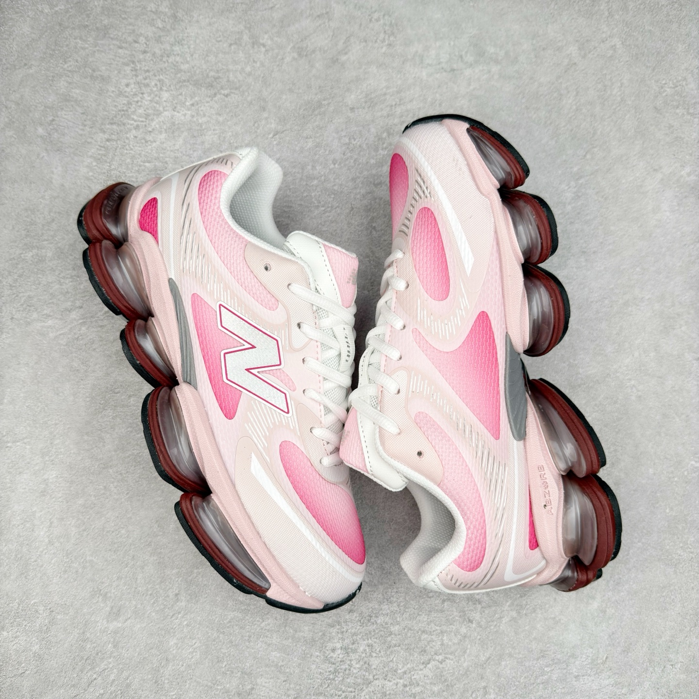 图片[3]-New Balance NB2000 舒适百搭防滑耐磨低帮 休闲跑步鞋 New Balance 在近两年的球鞋市场屡出奇招，在经典鞋型保持进一步增长的同时，推出的每一款新鞋型也都有傲人的战绩。在 327、9060 等鞋型获得成功之后，今天 New Balance 家族又迎来了新鲜血液的注入。这双 New Balance 2000 依然是融合了新旧元素的跑鞋造型，命名为 2000，或许是它的设计理念有着 Y2K 的血统。最大的亮点，在于这双鞋的中底。外侧以五个 ABZORB 单元，带来极具辨识度和冲击力的视觉效果，让这双鞋在外观和脚感方面都颇具吸引力。尺码：36 37 37.5 38 38.5 39 40 40.5 41 42 42.5 43 44 45 46-选品中心