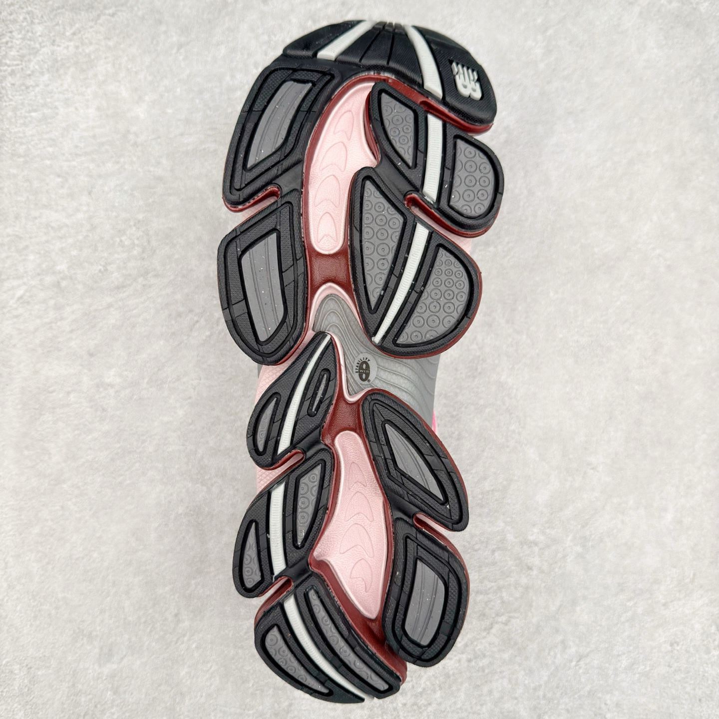 图片[9]-New Balance NB2000 舒适百搭防滑耐磨低帮 休闲跑步鞋 New Balance 在近两年的球鞋市场屡出奇招，在经典鞋型保持进一步增长的同时，推出的每一款新鞋型也都有傲人的战绩。在 327、9060 等鞋型获得成功之后，今天 New Balance 家族又迎来了新鲜血液的注入。这双 New Balance 2000 依然是融合了新旧元素的跑鞋造型，命名为 2000，或许是它的设计理念有着 Y2K 的血统。最大的亮点，在于这双鞋的中底。外侧以五个 ABZORB 单元，带来极具辨识度和冲击力的视觉效果，让这双鞋在外观和脚感方面都颇具吸引力。尺码：36 37 37.5 38 38.5 39 40 40.5 41 42 42.5 43 44 45 46-选品中心