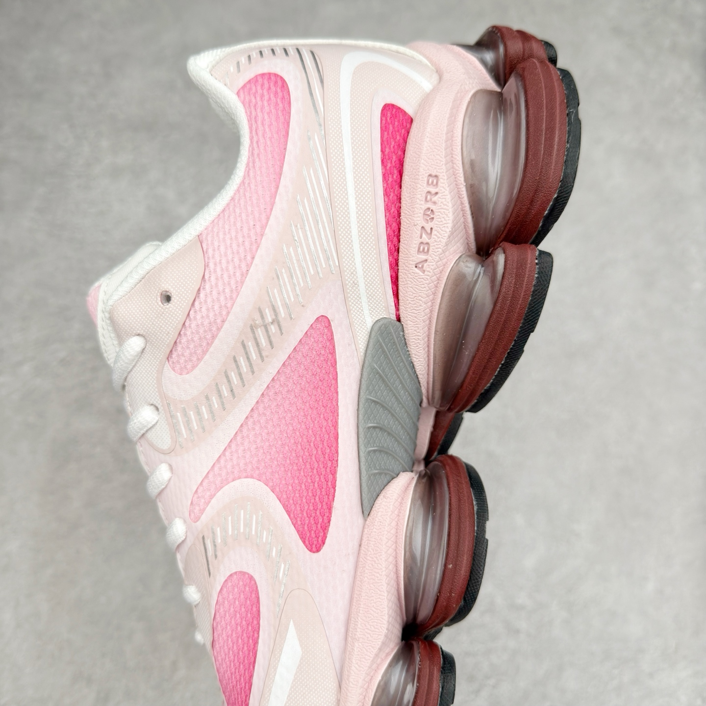 图片[6]-New Balance NB2000 舒适百搭防滑耐磨低帮 休闲跑步鞋 New Balance 在近两年的球鞋市场屡出奇招，在经典鞋型保持进一步增长的同时，推出的每一款新鞋型也都有傲人的战绩。在 327、9060 等鞋型获得成功之后，今天 New Balance 家族又迎来了新鲜血液的注入。这双 New Balance 2000 依然是融合了新旧元素的跑鞋造型，命名为 2000，或许是它的设计理念有着 Y2K 的血统。最大的亮点，在于这双鞋的中底。外侧以五个 ABZORB 单元，带来极具辨识度和冲击力的视觉效果，让这双鞋在外观和脚感方面都颇具吸引力。尺码：36 37 37.5 38 38.5 39 40 40.5 41 42 42.5 43 44 45 46-选品中心