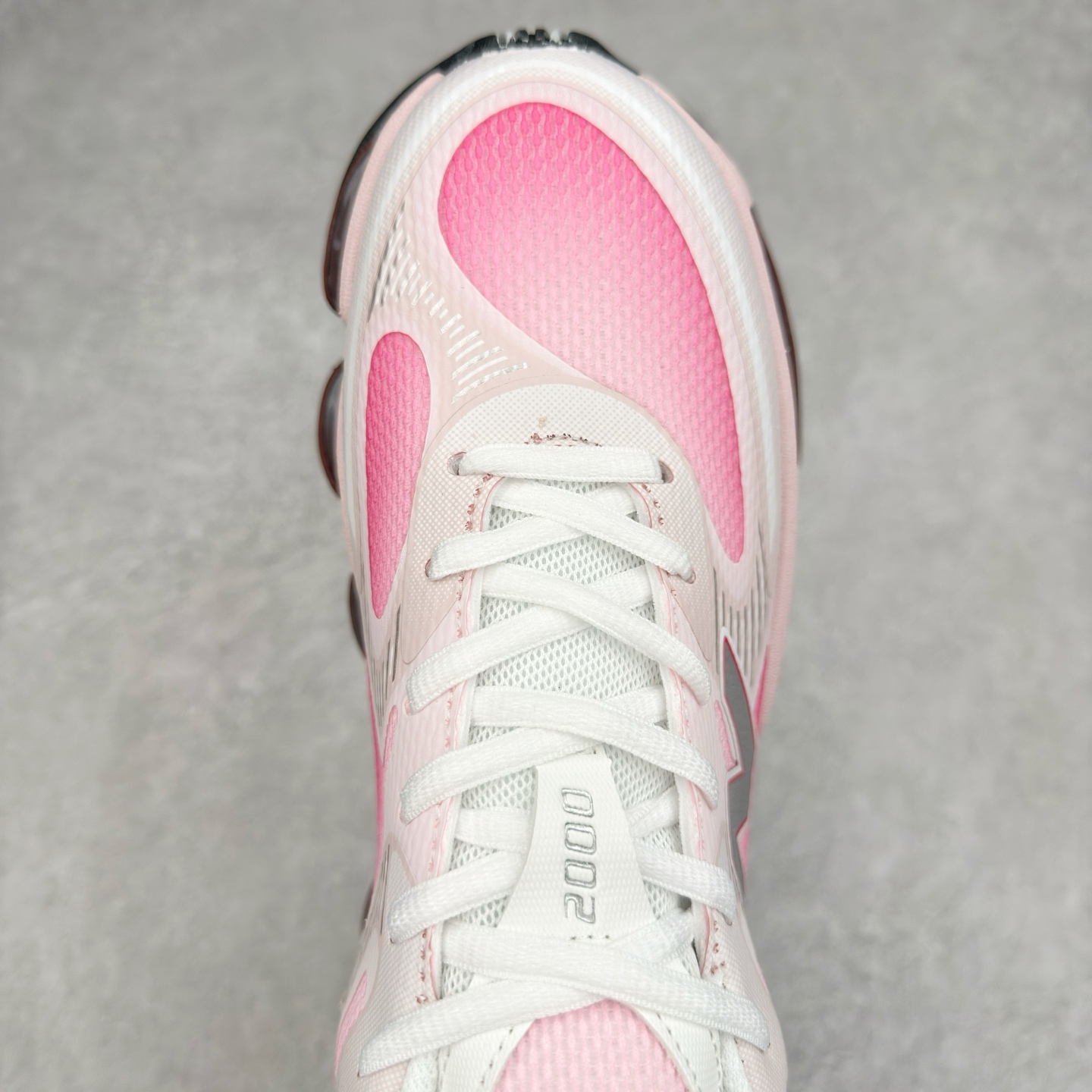 图片[4]-New Balance NB2000 舒适百搭防滑耐磨低帮 休闲跑步鞋 New Balance 在近两年的球鞋市场屡出奇招，在经典鞋型保持进一步增长的同时，推出的每一款新鞋型也都有傲人的战绩。在 327、9060 等鞋型获得成功之后，今天 New Balance 家族又迎来了新鲜血液的注入。这双 New Balance 2000 依然是融合了新旧元素的跑鞋造型，命名为 2000，或许是它的设计理念有着 Y2K 的血统。最大的亮点，在于这双鞋的中底。外侧以五个 ABZORB 单元，带来极具辨识度和冲击力的视觉效果，让这双鞋在外观和脚感方面都颇具吸引力。尺码：36 37 37.5 38 38.5 39 40 40.5 41 42 42.5 43 44 45 46-选品中心