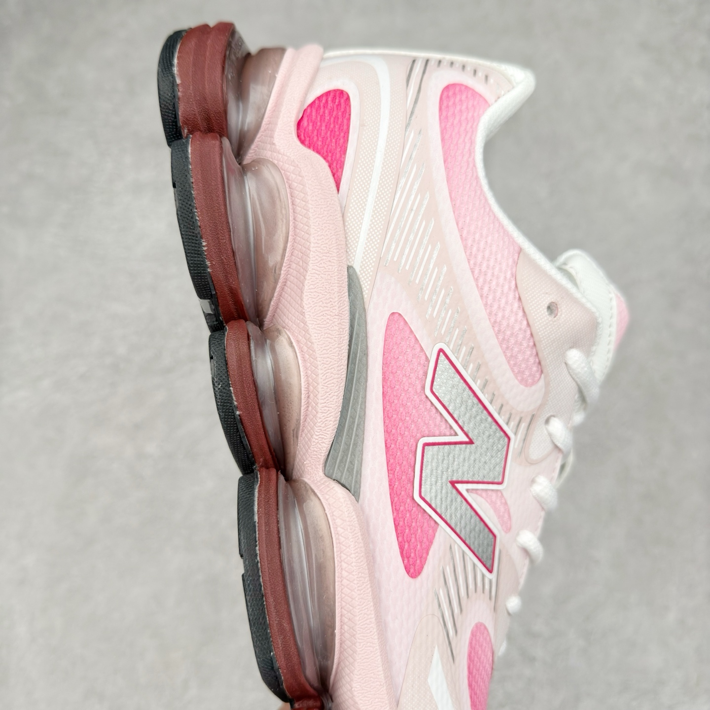 图片[7]-New Balance NB2000 舒适百搭防滑耐磨低帮 休闲跑步鞋 New Balance 在近两年的球鞋市场屡出奇招，在经典鞋型保持进一步增长的同时，推出的每一款新鞋型也都有傲人的战绩。在 327、9060 等鞋型获得成功之后，今天 New Balance 家族又迎来了新鲜血液的注入。这双 New Balance 2000 依然是融合了新旧元素的跑鞋造型，命名为 2000，或许是它的设计理念有着 Y2K 的血统。最大的亮点，在于这双鞋的中底。外侧以五个 ABZORB 单元，带来极具辨识度和冲击力的视觉效果，让这双鞋在外观和脚感方面都颇具吸引力。尺码：36 37 37.5 38 38.5 39 40 40.5 41 42 42.5 43 44 45 46-选品中心