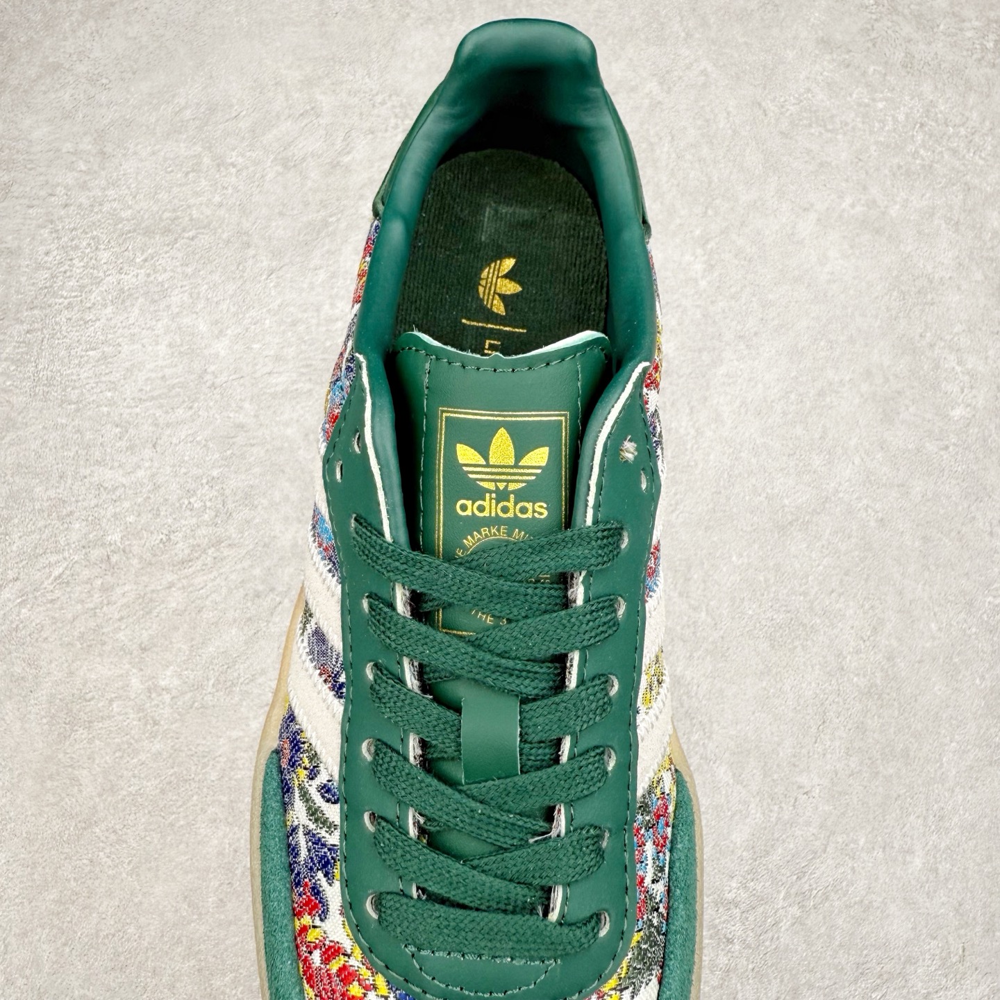 图片[5]-＃福利特价 AD Samba XLG 桑巴舞加大厚底版系列德训风百搭松糕休闲运动板鞋生胶底 自Originals Samba成功借势Blokecore风潮一跃成为街头巷尾的焦点鞋款后,不论是围绕Samba本身打造的各式「变种版本」,还是以Samba为蓝本打造联名鞋款,都成为了时尚潮流人士日常穿搭首选。Samba XLG是adidas Originals不断扩展XLG系列的一部分,旨在与年轻文化相契合,迎合那些希望通过个性时尚表达自我而不愿牺牲舒适度的年轻群体。街头时尚领域的Gen Z特别偏爱宽松的穿着风格。Samba XLG针对这一点做了创新。它在延续Samba OG经典设计的基础上,迎合年轻群体的穿着习惯,重塑为宽大的鞋身比例轮廓以及加厚中底,让消费者轻松展示自己独特的风格。全新的Samba XLG系列不仅迎合了当下年轻群体的穿搭习惯,加宽了鞋身比例以及将中底进一步增厚,在视觉比例上更加饱满,同时还保留了经典Samba的细节,这样一来,鞋迷朋友在穿搭上不仅能更加个性化,而且还能延续一定的复古感受。尺码：36 36⅔ 37⅓ 38 38⅔ 39⅓ 40 40⅔ 41⅓ 42 42⅔ 43⅓ 44 45-选品中心