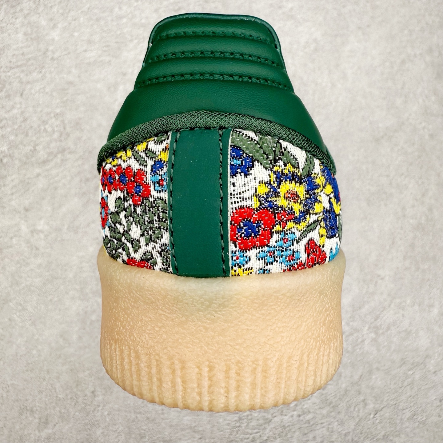 图片[8]-＃福利特价 AD Samba XLG 桑巴舞加大厚底版系列德训风百搭松糕休闲运动板鞋生胶底 自Originals Samba成功借势Blokecore风潮一跃成为街头巷尾的焦点鞋款后,不论是围绕Samba本身打造的各式「变种版本」,还是以Samba为蓝本打造联名鞋款,都成为了时尚潮流人士日常穿搭首选。Samba XLG是adidas Originals不断扩展XLG系列的一部分,旨在与年轻文化相契合,迎合那些希望通过个性时尚表达自我而不愿牺牲舒适度的年轻群体。街头时尚领域的Gen Z特别偏爱宽松的穿着风格。Samba XLG针对这一点做了创新。它在延续Samba OG经典设计的基础上,迎合年轻群体的穿着习惯,重塑为宽大的鞋身比例轮廓以及加厚中底,让消费者轻松展示自己独特的风格。全新的Samba XLG系列不仅迎合了当下年轻群体的穿搭习惯,加宽了鞋身比例以及将中底进一步增厚,在视觉比例上更加饱满,同时还保留了经典Samba的细节,这样一来,鞋迷朋友在穿搭上不仅能更加个性化,而且还能延续一定的复古感受。尺码：36 36⅔ 37⅓ 38 38⅔ 39⅓ 40 40⅔ 41⅓ 42 42⅔ 43⅓ 44 45-选品中心