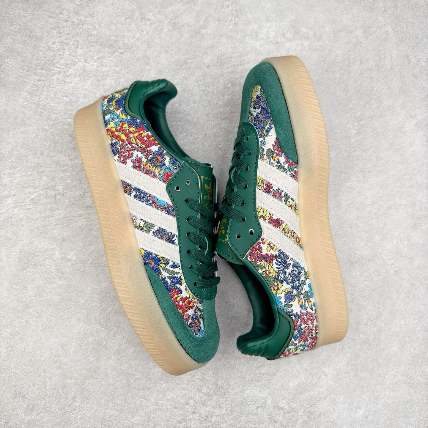 图片[3]-＃福利特价 AD Samba XLG 桑巴舞加大厚底版系列德训风百搭松糕休闲运动板鞋生胶底 自Originals Samba成功借势Blokecore风潮一跃成为街头巷尾的焦点鞋款后,不论是围绕Samba本身打造的各式「变种版本」,还是以Samba为蓝本打造联名鞋款,都成为了时尚潮流人士日常穿搭首选。Samba XLG是adidas Originals不断扩展XLG系列的一部分,旨在与年轻文化相契合,迎合那些希望通过个性时尚表达自我而不愿牺牲舒适度的年轻群体。街头时尚领域的Gen Z特别偏爱宽松的穿着风格。Samba XLG针对这一点做了创新。它在延续Samba OG经典设计的基础上,迎合年轻群体的穿着习惯,重塑为宽大的鞋身比例轮廓以及加厚中底,让消费者轻松展示自己独特的风格。全新的Samba XLG系列不仅迎合了当下年轻群体的穿搭习惯,加宽了鞋身比例以及将中底进一步增厚,在视觉比例上更加饱满,同时还保留了经典Samba的细节,这样一来,鞋迷朋友在穿搭上不仅能更加个性化,而且还能延续一定的复古感受。尺码：36 36⅔ 37⅓ 38 38⅔ 39⅓ 40 40⅔ 41⅓ 42 42⅔ 43⅓ 44 45-选品中心