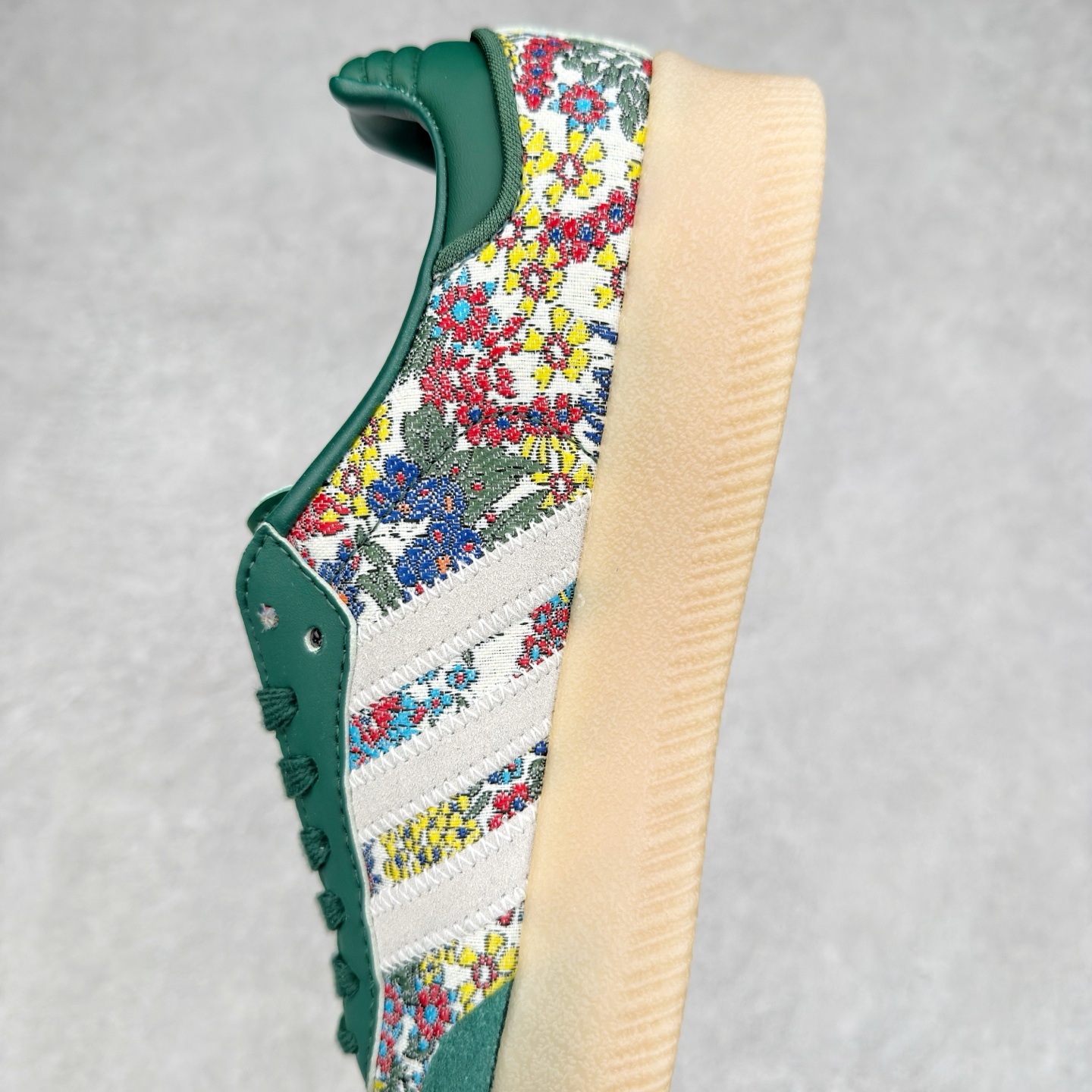 图片[7]-＃福利特价 AD Samba XLG 桑巴舞加大厚底版系列德训风百搭松糕休闲运动板鞋生胶底 自Originals Samba成功借势Blokecore风潮一跃成为街头巷尾的焦点鞋款后,不论是围绕Samba本身打造的各式「变种版本」,还是以Samba为蓝本打造联名鞋款,都成为了时尚潮流人士日常穿搭首选。Samba XLG是adidas Originals不断扩展XLG系列的一部分,旨在与年轻文化相契合,迎合那些希望通过个性时尚表达自我而不愿牺牲舒适度的年轻群体。街头时尚领域的Gen Z特别偏爱宽松的穿着风格。Samba XLG针对这一点做了创新。它在延续Samba OG经典设计的基础上,迎合年轻群体的穿着习惯,重塑为宽大的鞋身比例轮廓以及加厚中底,让消费者轻松展示自己独特的风格。全新的Samba XLG系列不仅迎合了当下年轻群体的穿搭习惯,加宽了鞋身比例以及将中底进一步增厚,在视觉比例上更加饱满,同时还保留了经典Samba的细节,这样一来,鞋迷朋友在穿搭上不仅能更加个性化,而且还能延续一定的复古感受。尺码：36 36⅔ 37⅓ 38 38⅔ 39⅓ 40 40⅔ 41⅓ 42 42⅔ 43⅓ 44 45-选品中心