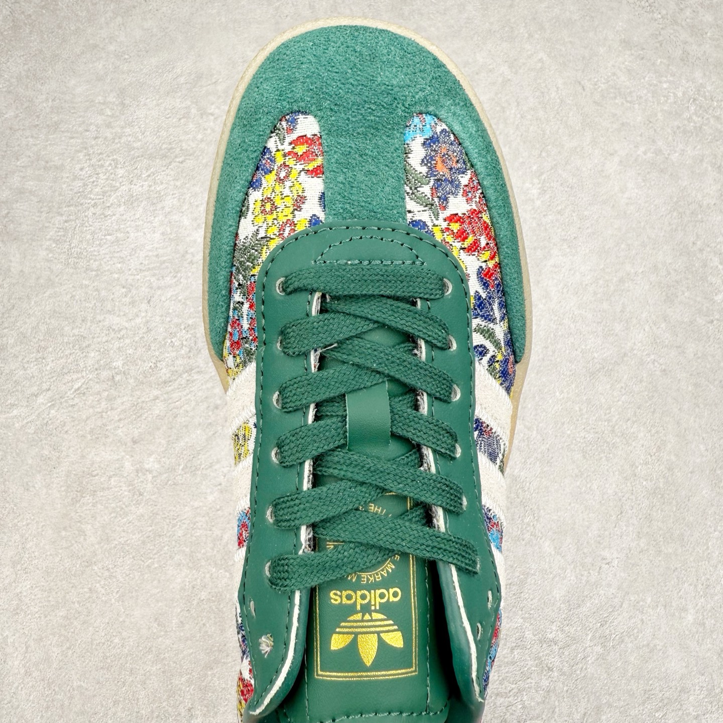 图片[4]-＃福利特价 AD Samba XLG 桑巴舞加大厚底版系列德训风百搭松糕休闲运动板鞋生胶底 自Originals Samba成功借势Blokecore风潮一跃成为街头巷尾的焦点鞋款后,不论是围绕Samba本身打造的各式「变种版本」,还是以Samba为蓝本打造联名鞋款,都成为了时尚潮流人士日常穿搭首选。Samba XLG是adidas Originals不断扩展XLG系列的一部分,旨在与年轻文化相契合,迎合那些希望通过个性时尚表达自我而不愿牺牲舒适度的年轻群体。街头时尚领域的Gen Z特别偏爱宽松的穿着风格。Samba XLG针对这一点做了创新。它在延续Samba OG经典设计的基础上,迎合年轻群体的穿着习惯,重塑为宽大的鞋身比例轮廓以及加厚中底,让消费者轻松展示自己独特的风格。全新的Samba XLG系列不仅迎合了当下年轻群体的穿搭习惯,加宽了鞋身比例以及将中底进一步增厚,在视觉比例上更加饱满,同时还保留了经典Samba的细节,这样一来,鞋迷朋友在穿搭上不仅能更加个性化,而且还能延续一定的复古感受。尺码：36 36⅔ 37⅓ 38 38⅔ 39⅓ 40 40⅔ 41⅓ 42 42⅔ 43⅓ 44 45-选品中心